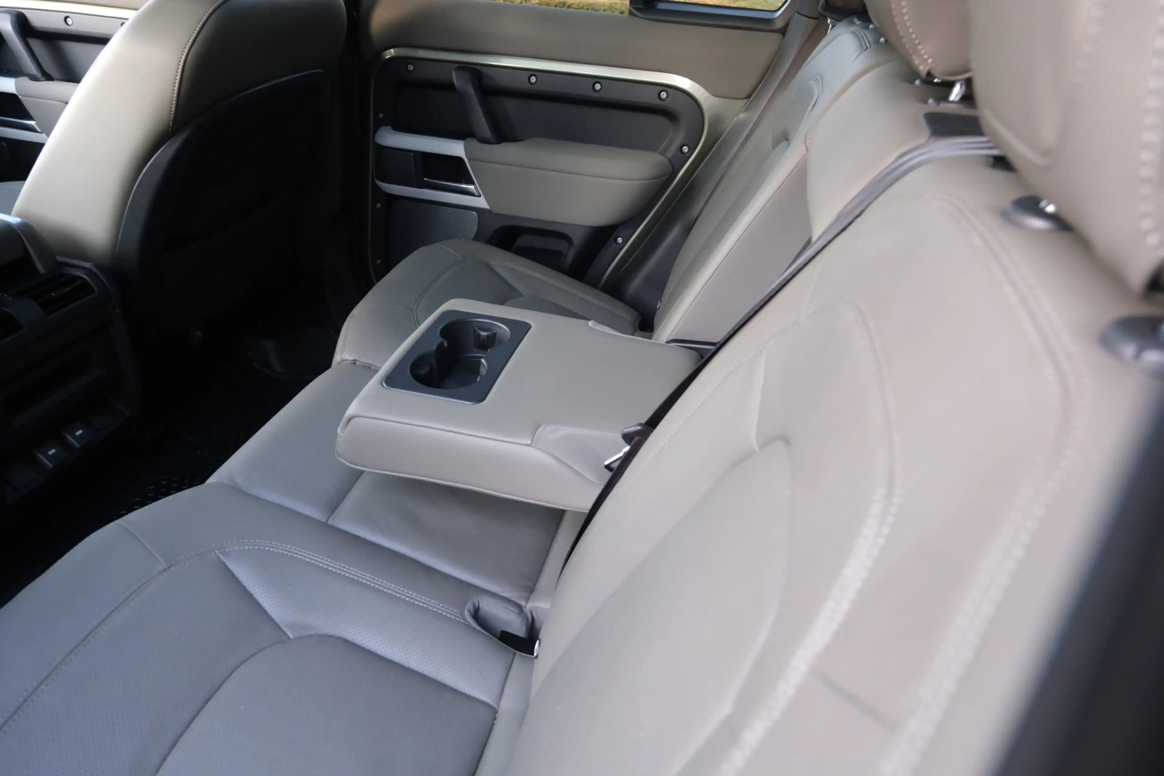 Land Rover Defender 110 2.0 P400e 110 SE / 22 Inch Black / Black Pack — photo 5
