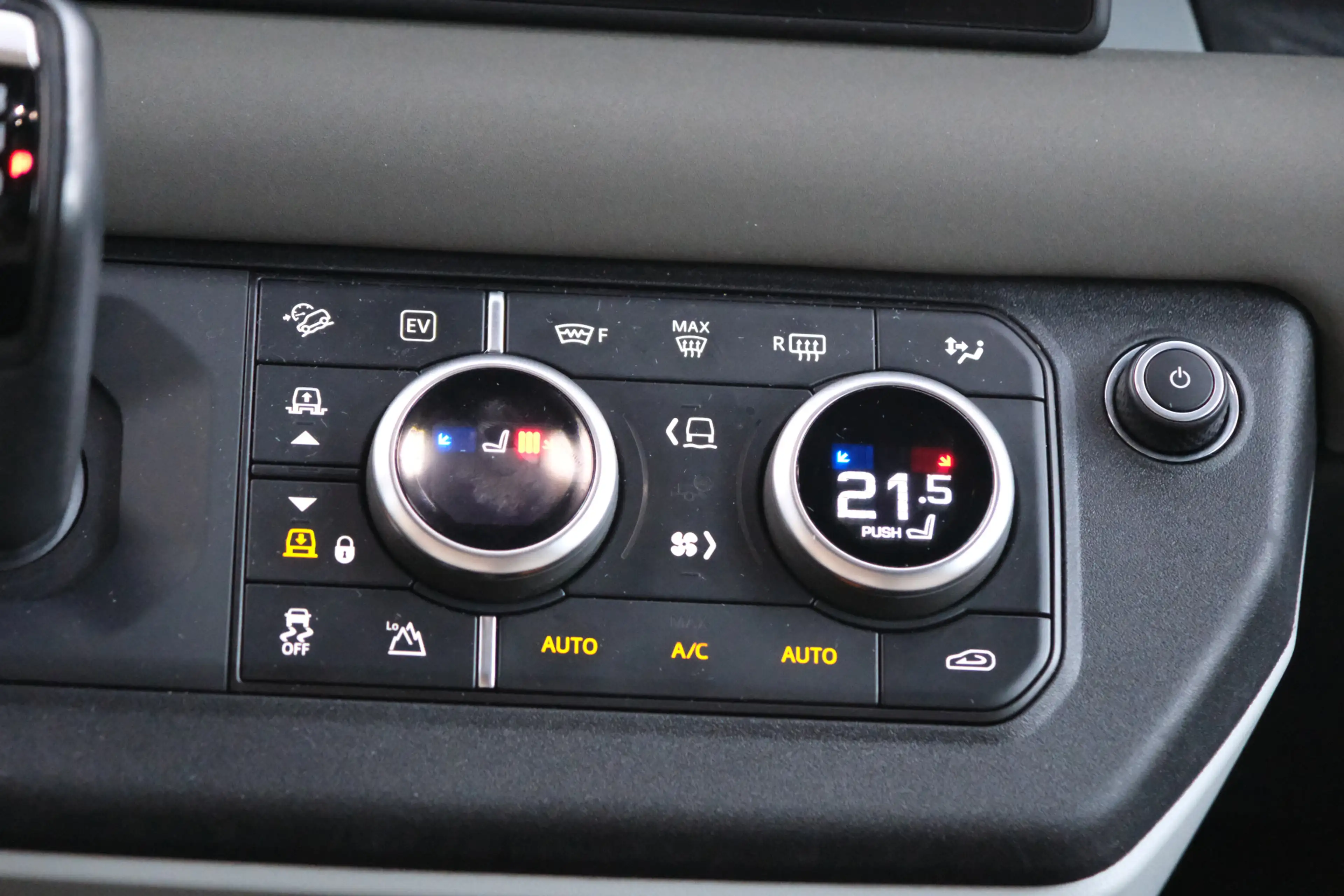 Land Rover Defender 110 2.0 P400e 110 SE / 22 Inch Black / Black Pack — photo 21