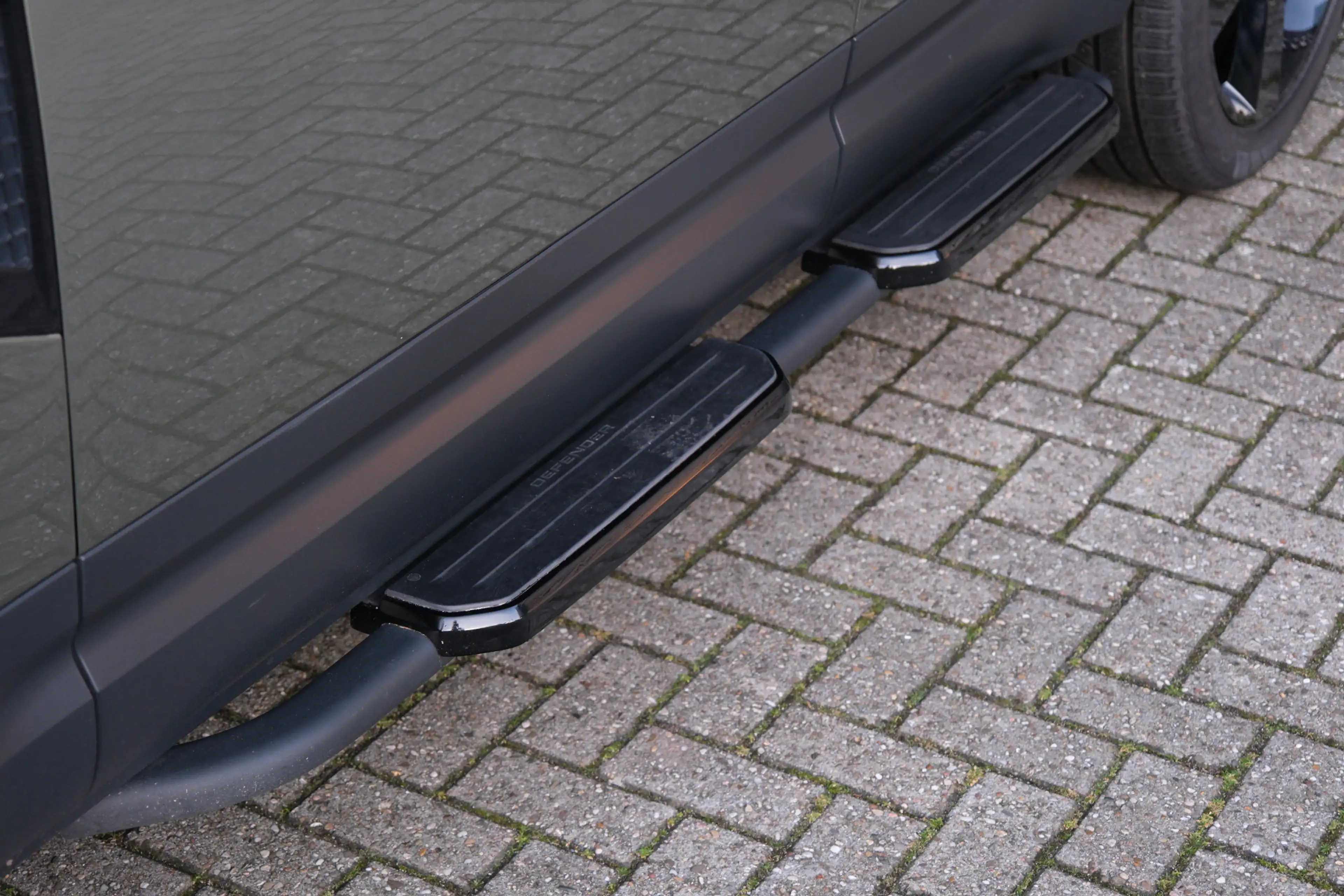 Land Rover Defender 110 2.0 P400e 110 SE / 22 Inch Black / Black Pack — photo 15