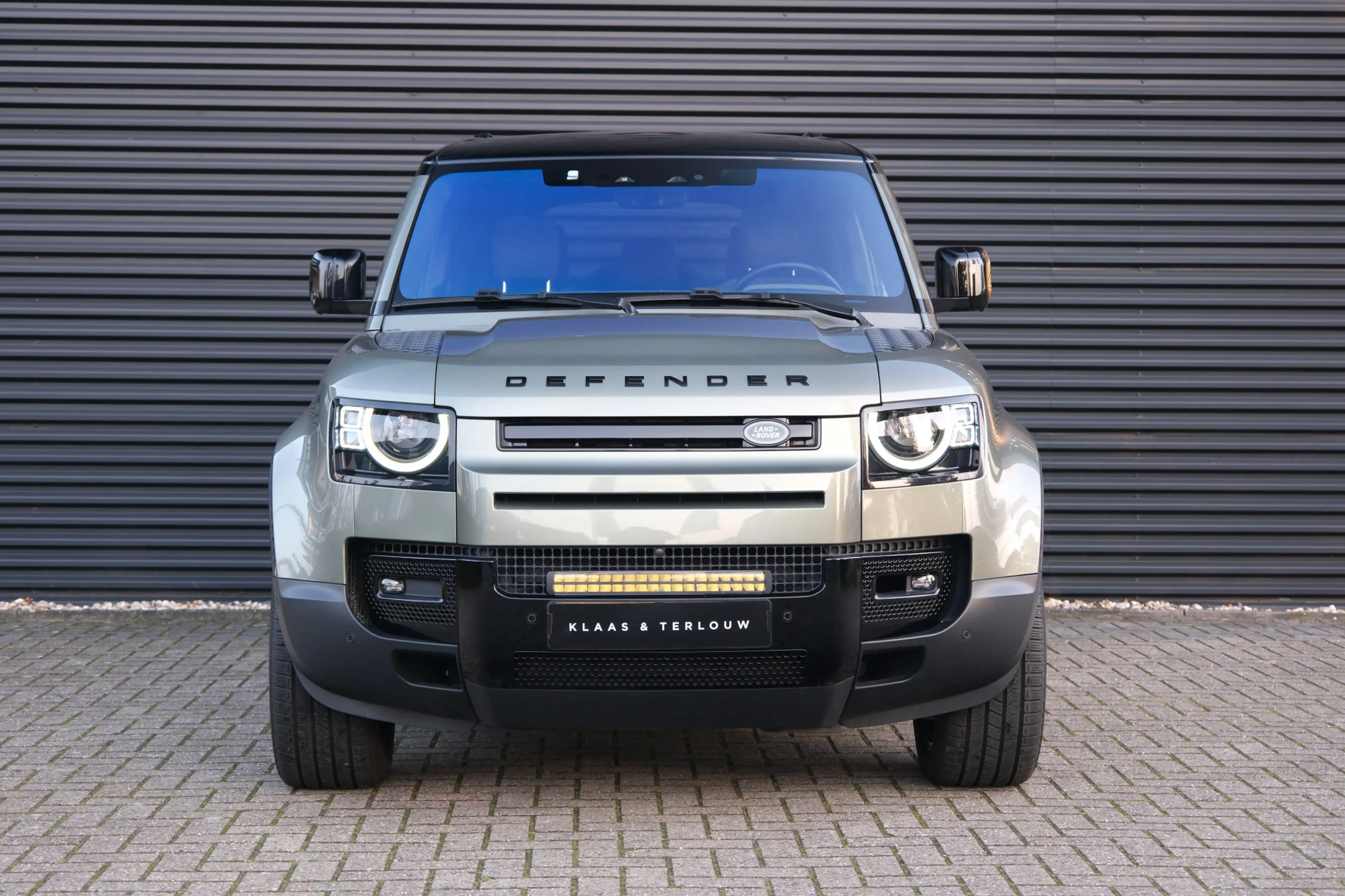 Land Rover Defender 110 2.0 P400e 110 SE / 22 Inch Black / Black Pack — photo 7