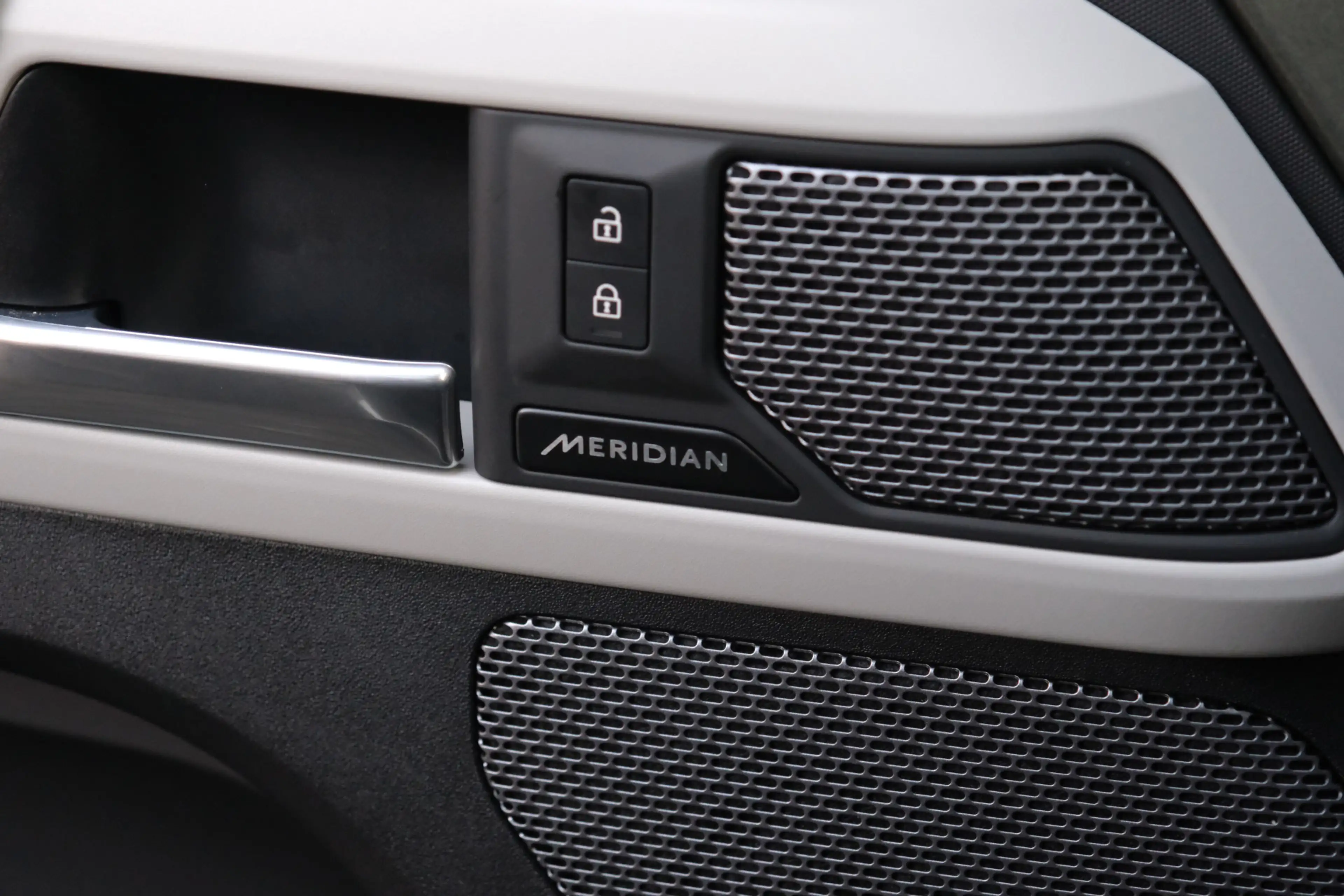 Land Rover Defender 110 2.0 P400e 110 SE / 22 Inch Black / Black Pack — photo 35