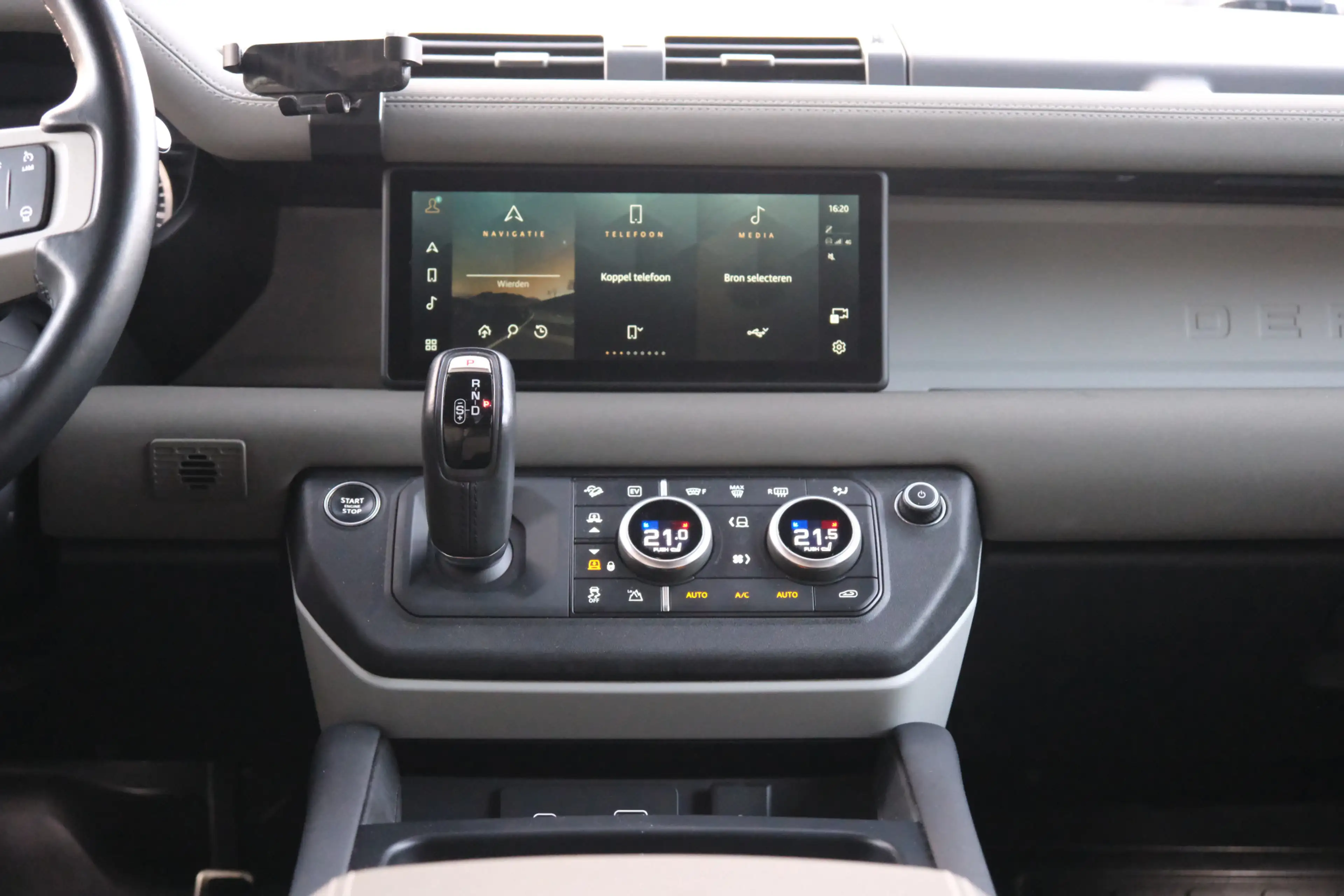 Land Rover Defender 110 2.0 P400e 110 SE / 22 Inch Black / Black Pack — photo 20