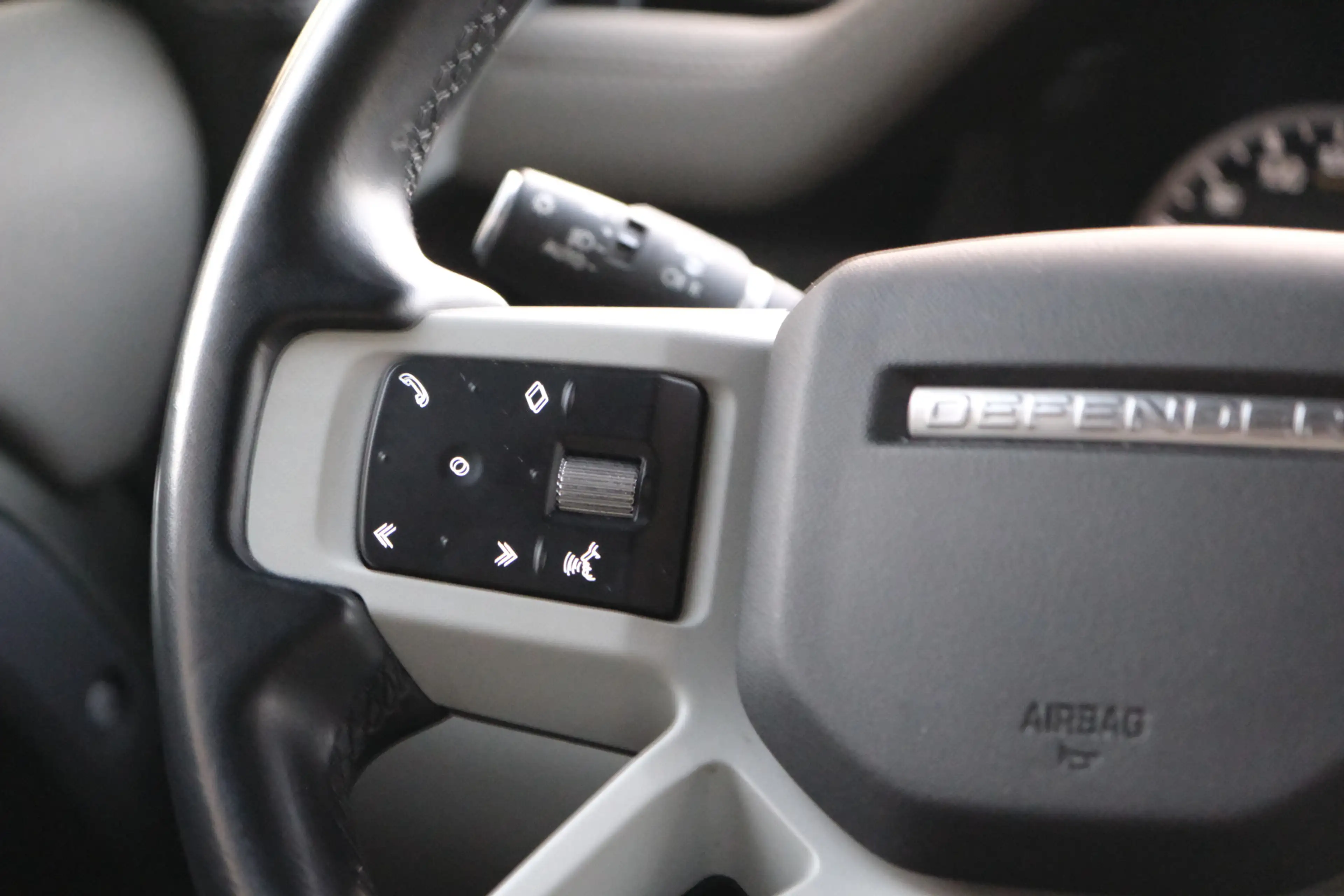 Land Rover Defender 110 2.0 P400e 110 SE / 22 Inch Black / Black Pack — photo 24