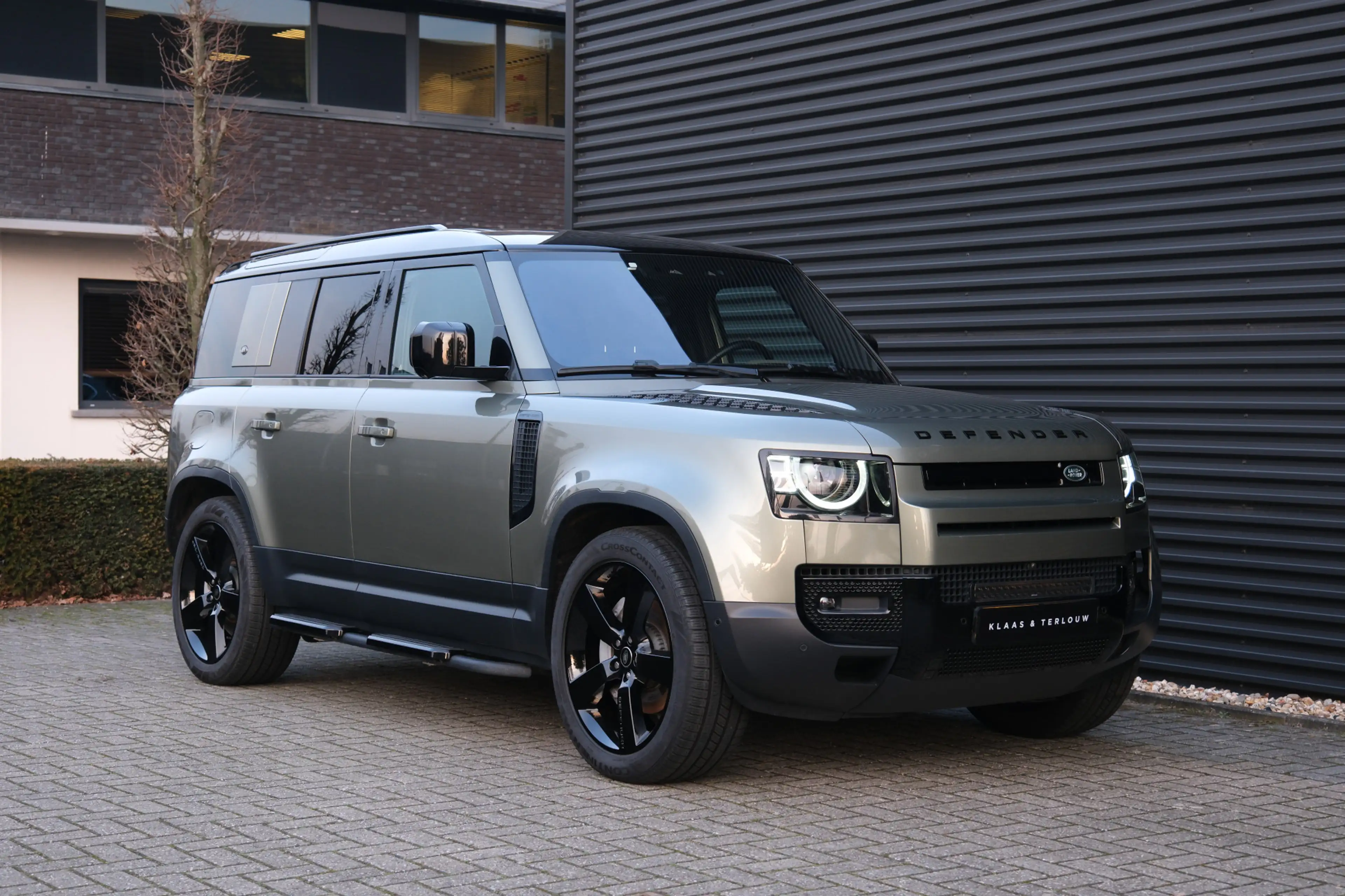 Land Rover Defender 110 2.0 P400e 110 SE / 22 Inch Black / Black Pack — photo 10