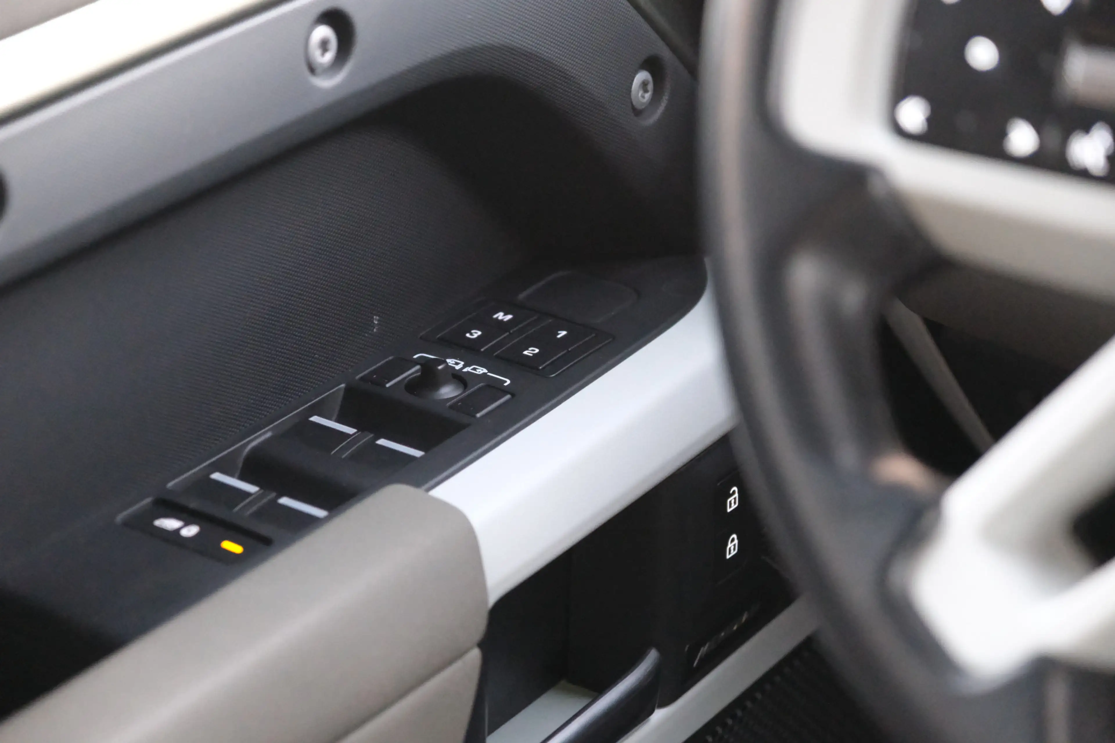 Land Rover Defender 110 2.0 P400e 110 SE / 22 Inch Black / Black Pack — photo 25