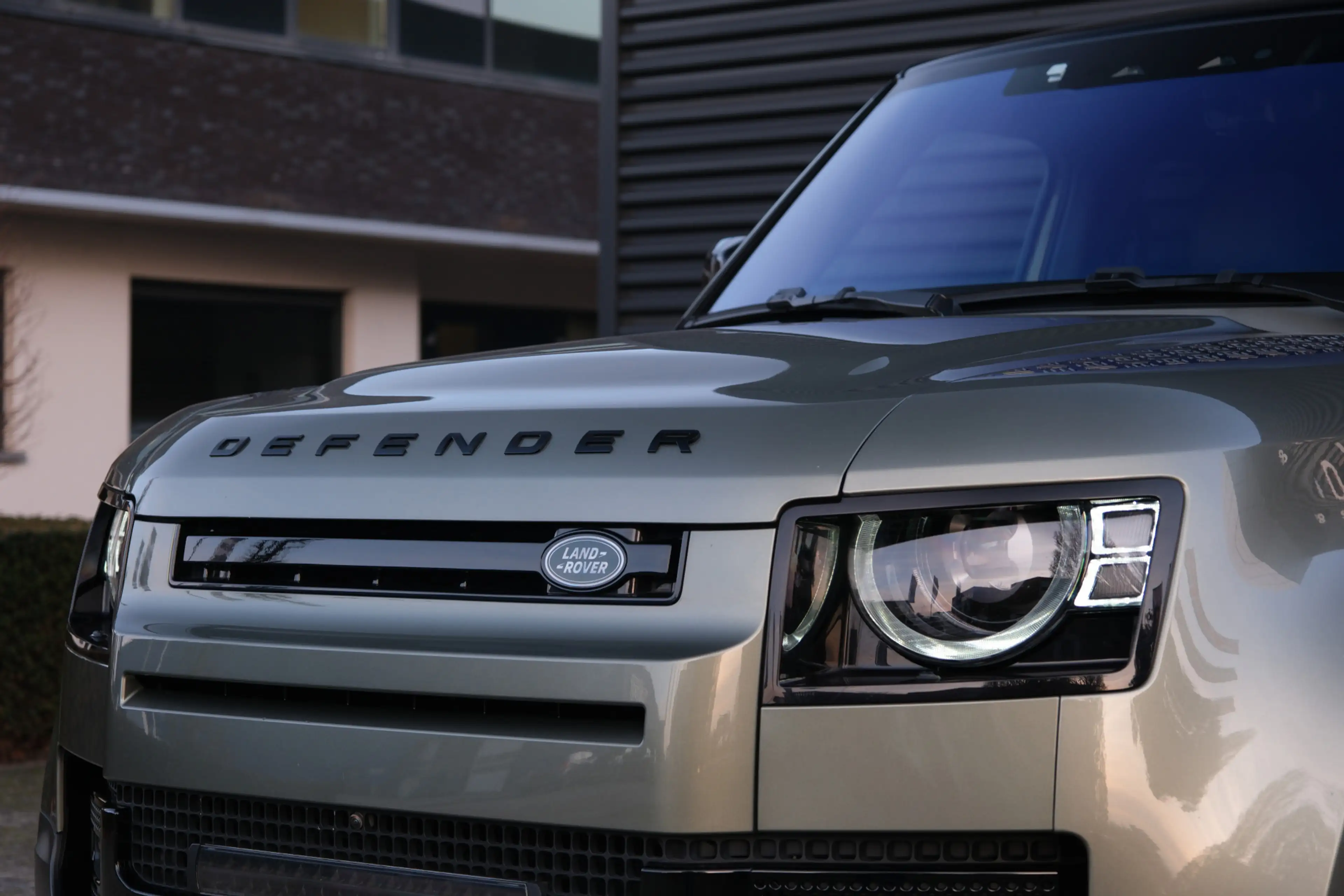 Land Rover Defender 110 2.0 P400e 110 SE / 22 Inch Black / Black Pack — photo 16