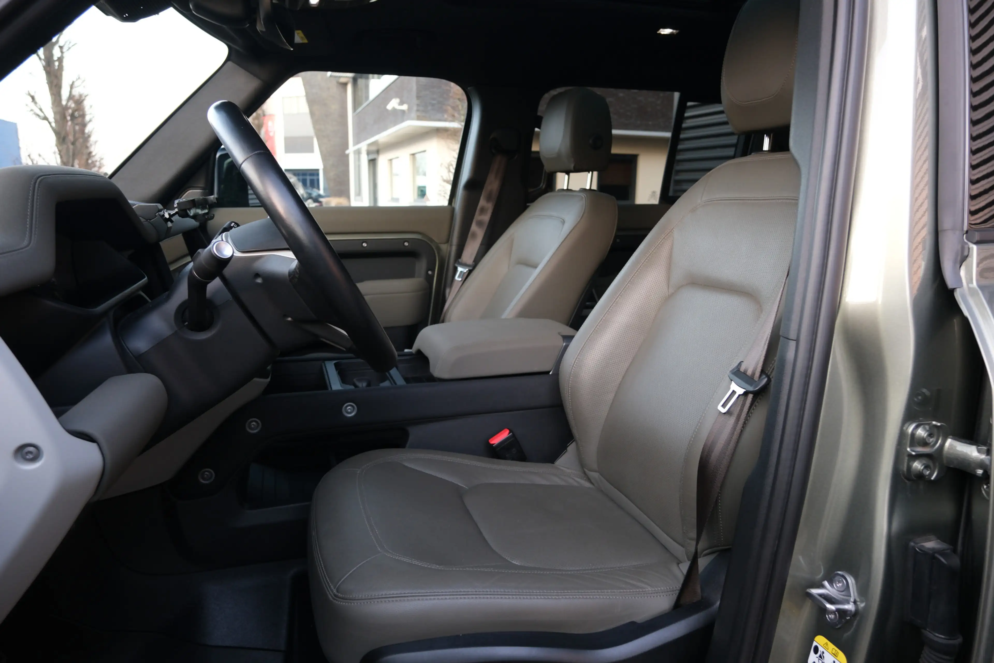 Land Rover Defender 110 2.0 P400e 110 SE / 22 Inch Black / Black Pack — photo 4