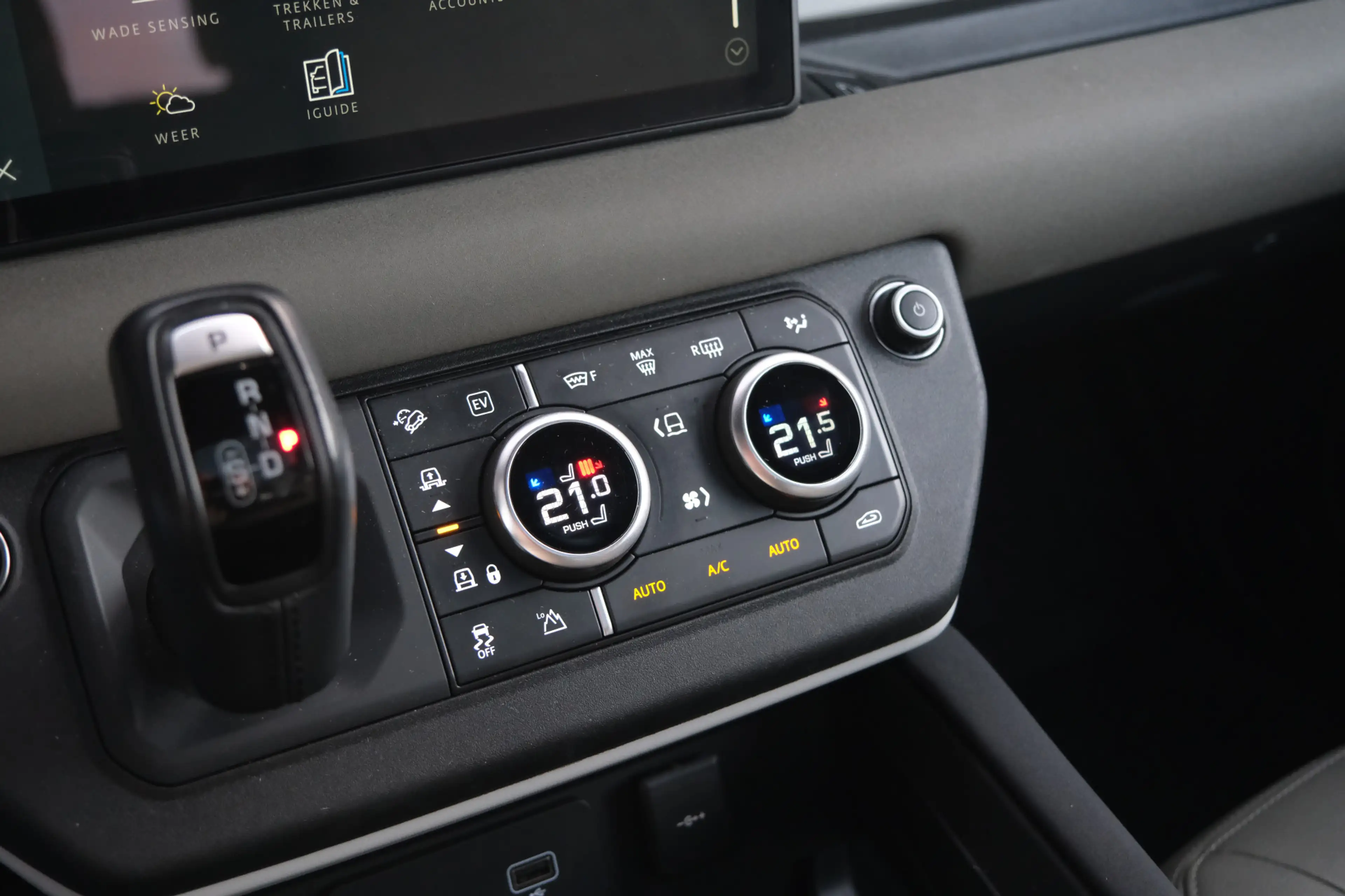 Land Rover Defender 110 2.0 P400e 110 SE / 22 Inch Black / Black Pack — photo 33
