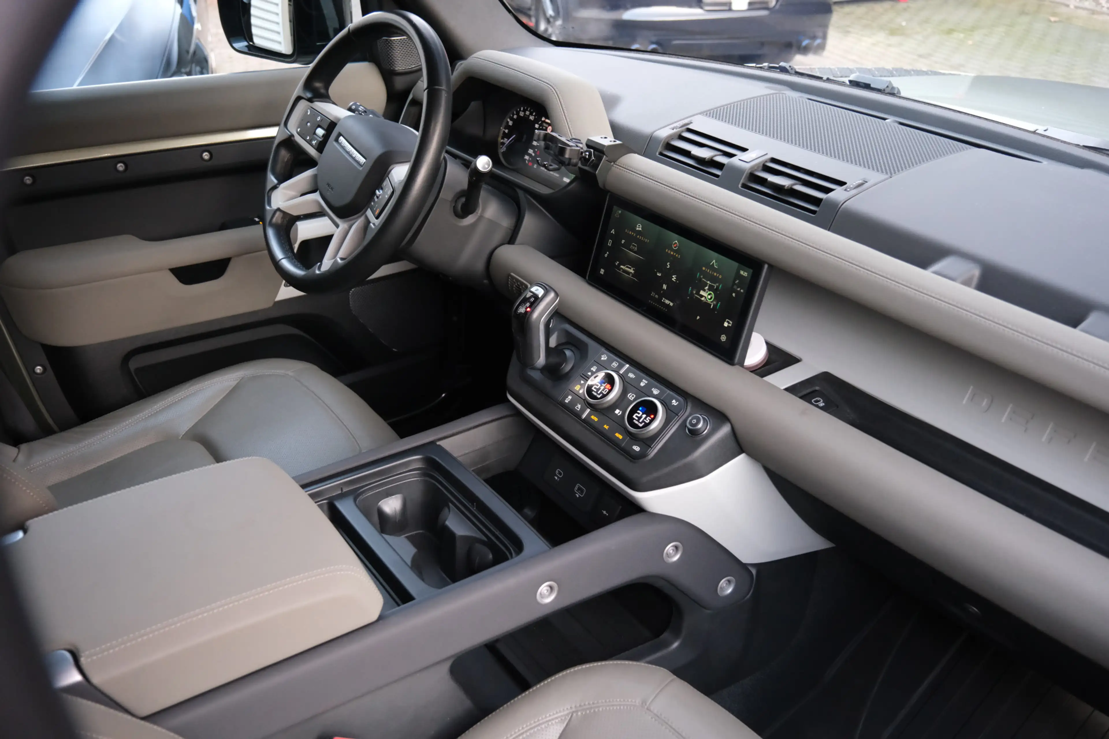Land Rover Defender 110 2.0 P400e 110 SE / 22 Inch Black / Black Pack — photo 11