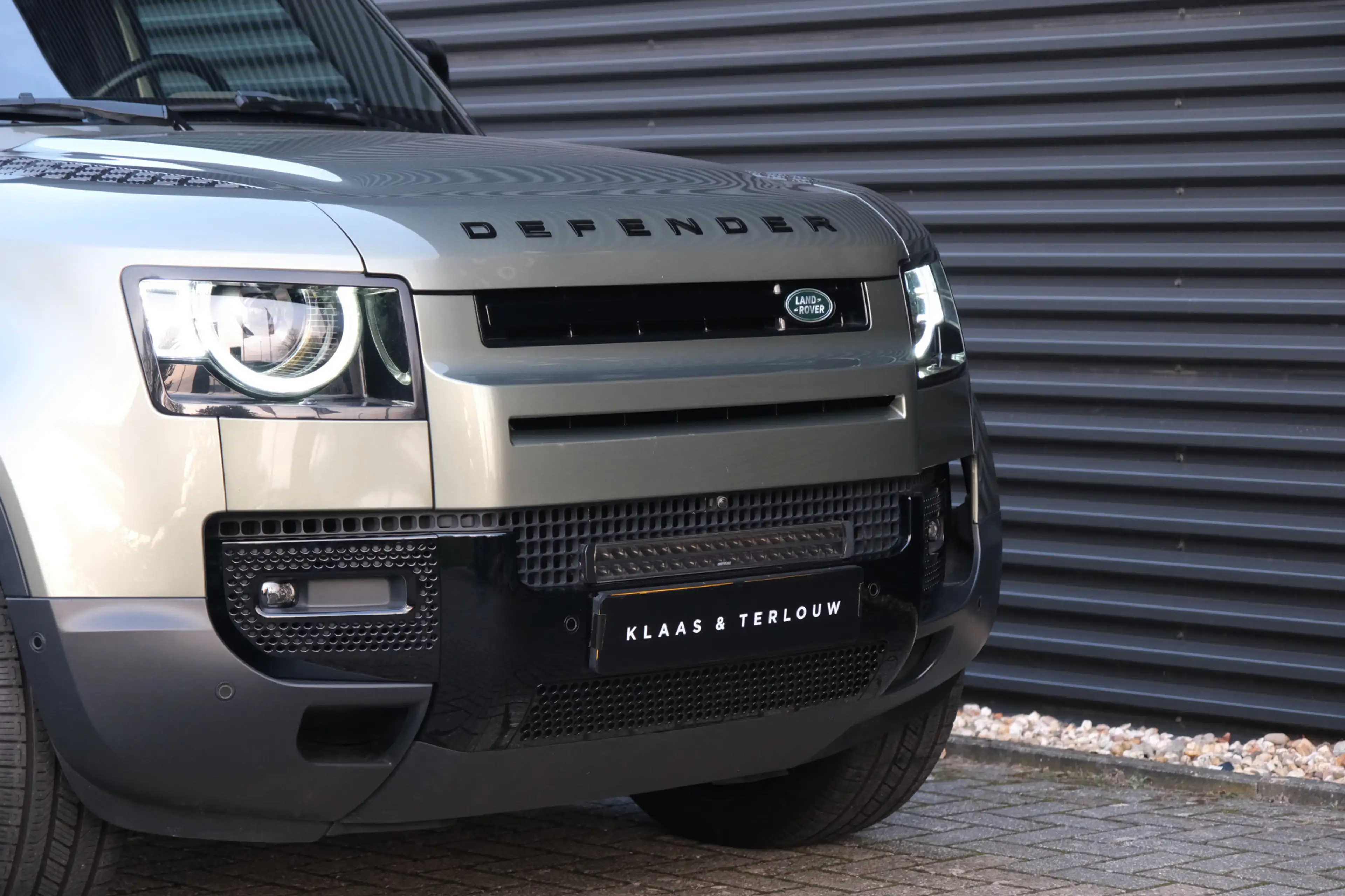 Land Rover Defender 110 2.0 P400e 110 SE / 22 Inch Black / Black Pack — photo 13