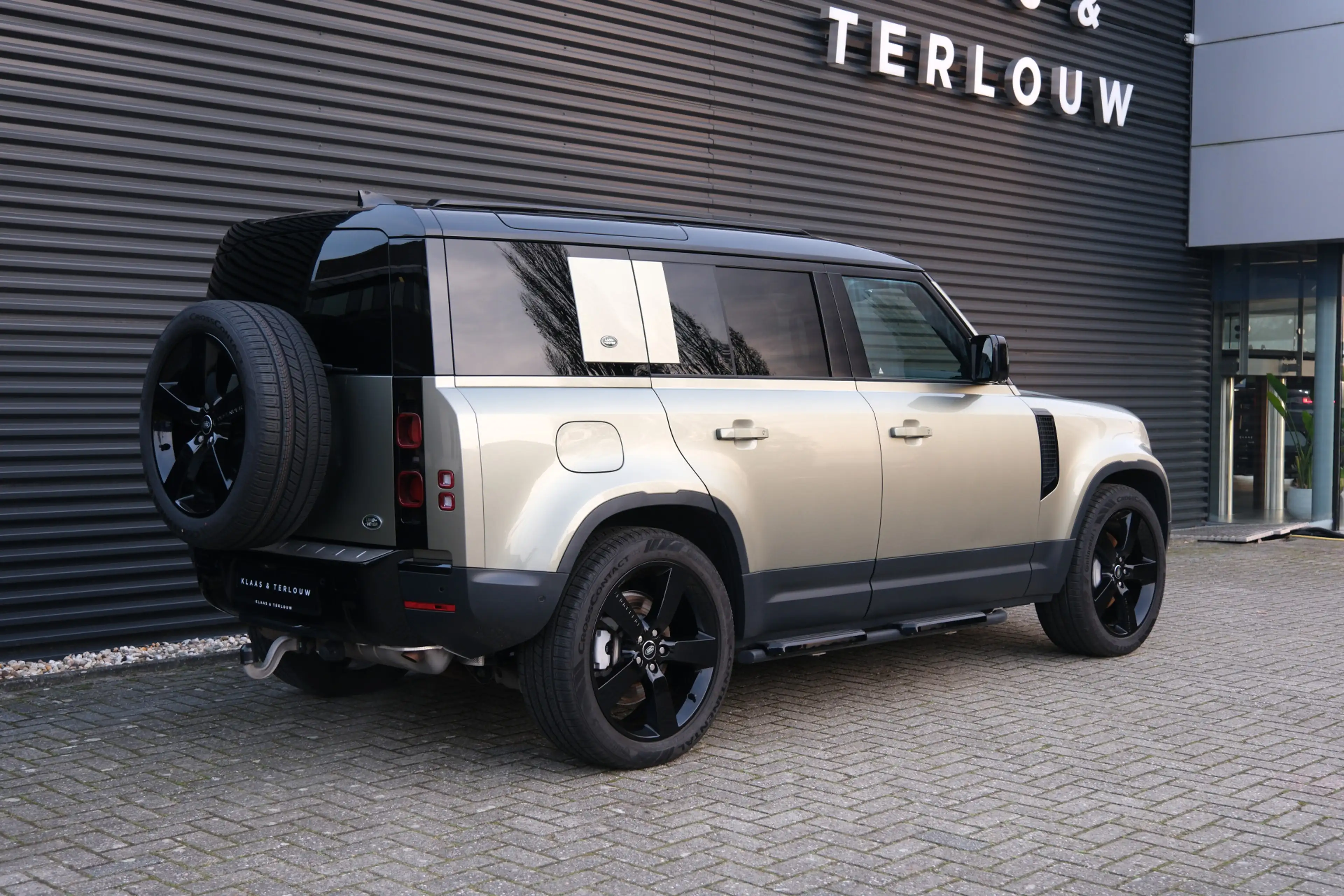 Land Rover Defender 110 2.0 P400e 110 SE / 22 Inch Black / Black Pack — photo 12