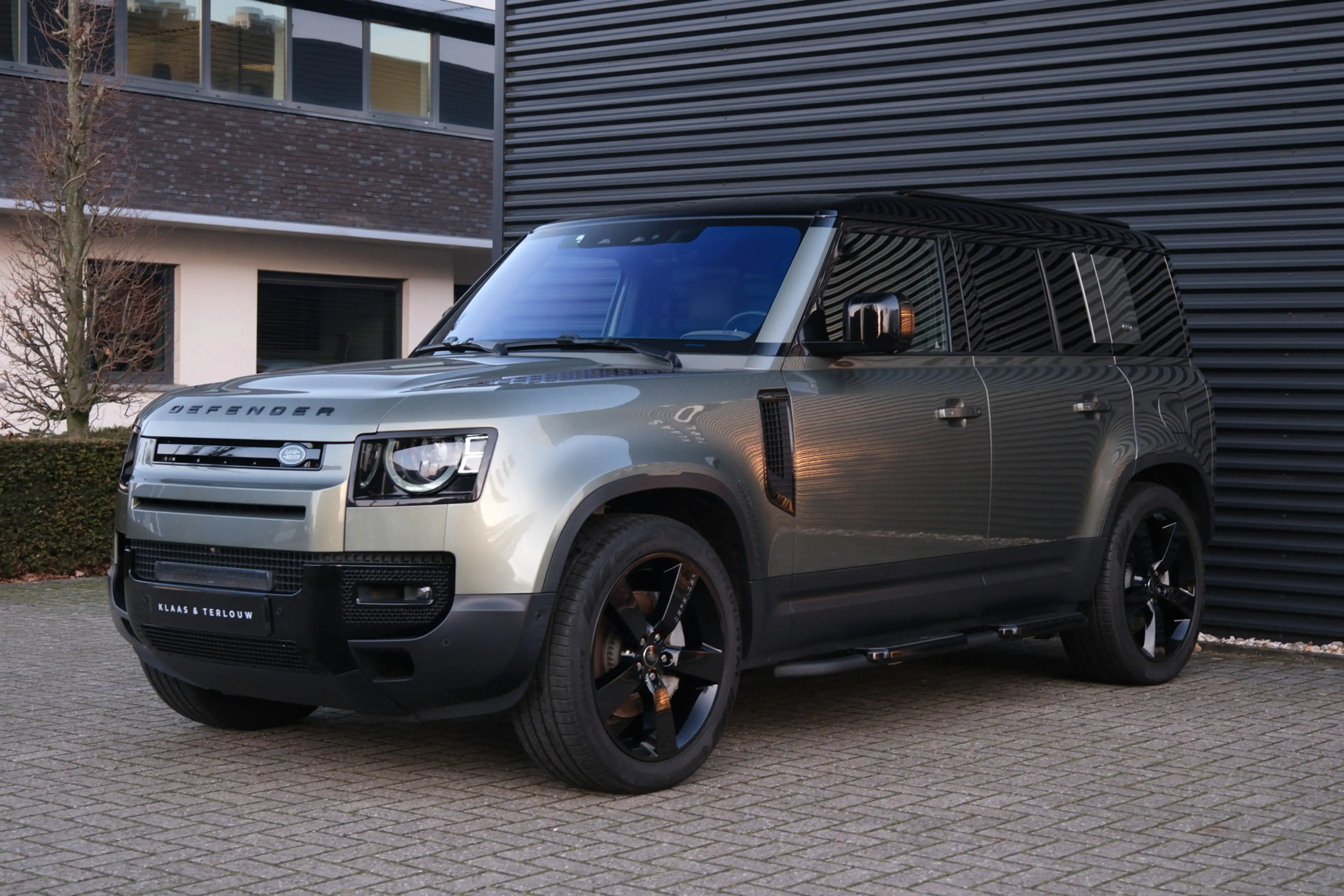 Land Rover Defender 110 2.0 P400e 110 SE / 22 Inch Black / Black Pack — photo 9