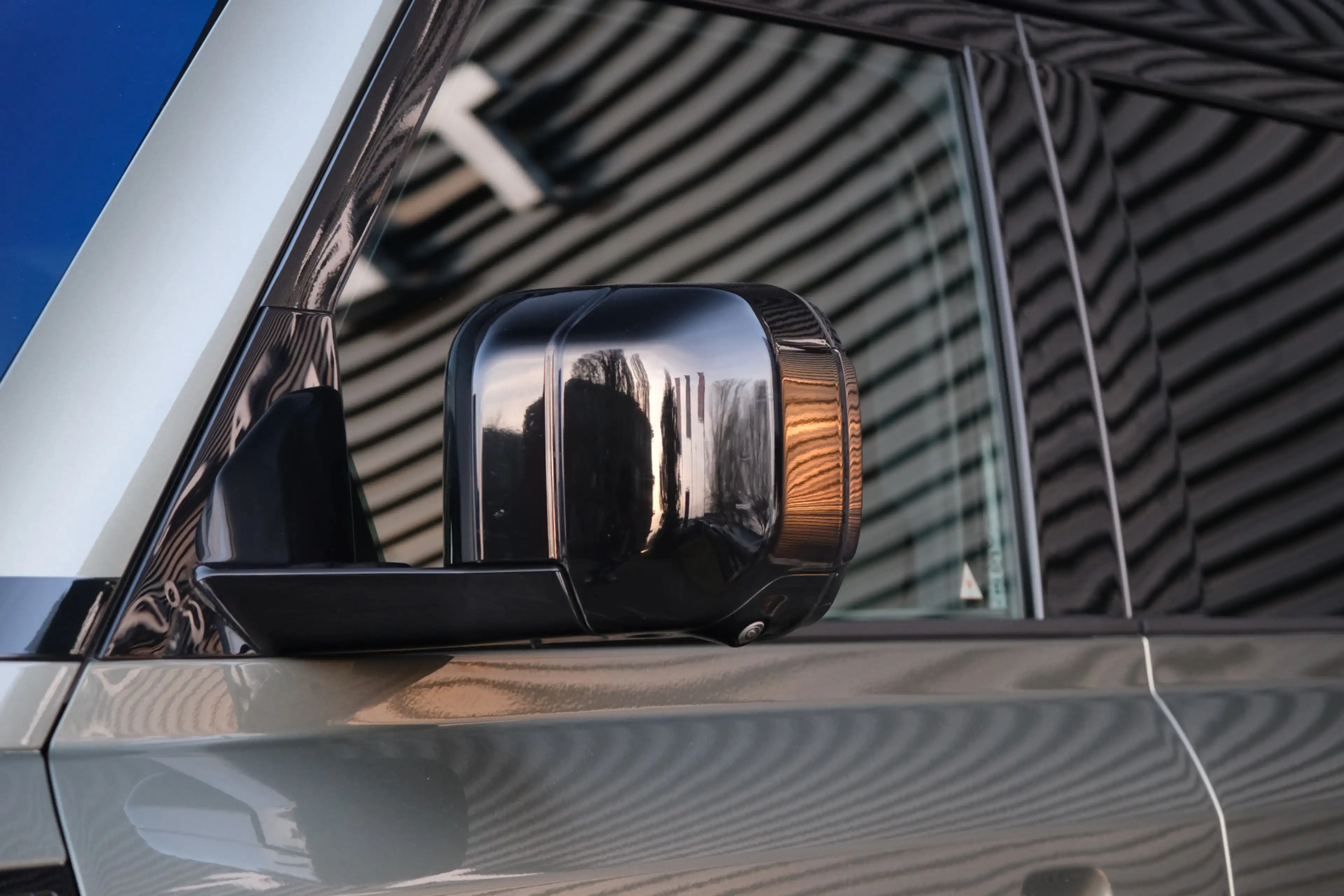 Land Rover Defender 110 2.0 P400e 110 SE / 22 Inch Black / Black Pack — photo 17