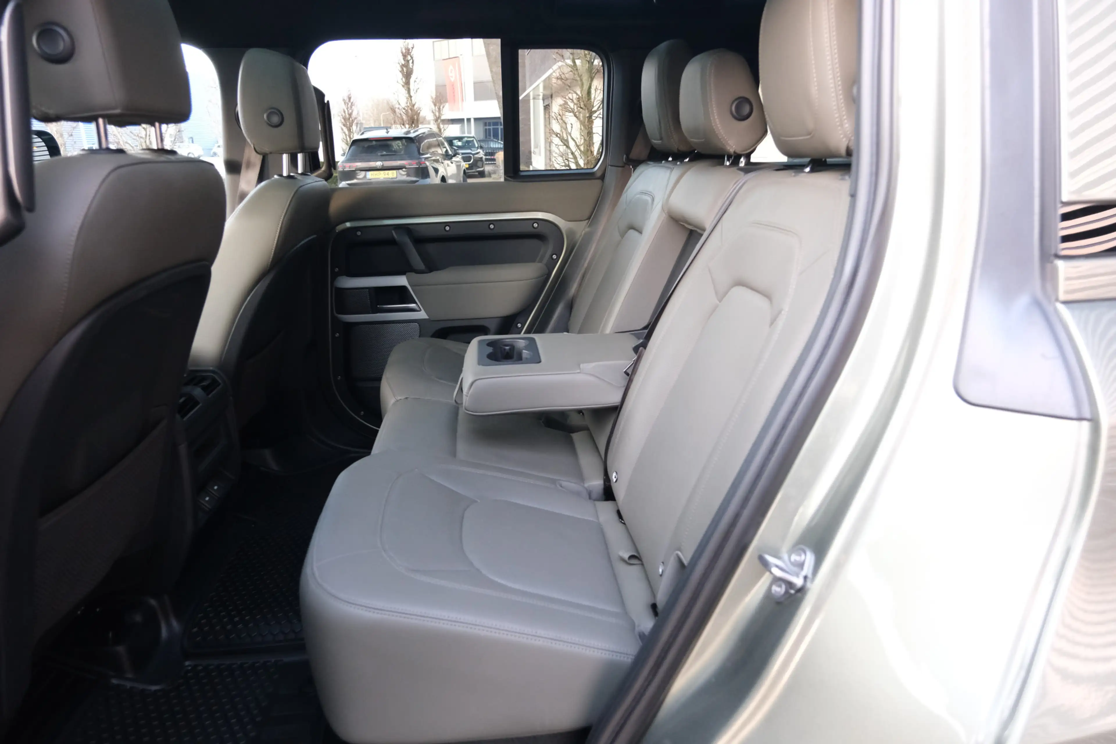 Land Rover Defender 110 2.0 P400e 110 SE / 22 Inch Black / Black Pack — photo 19