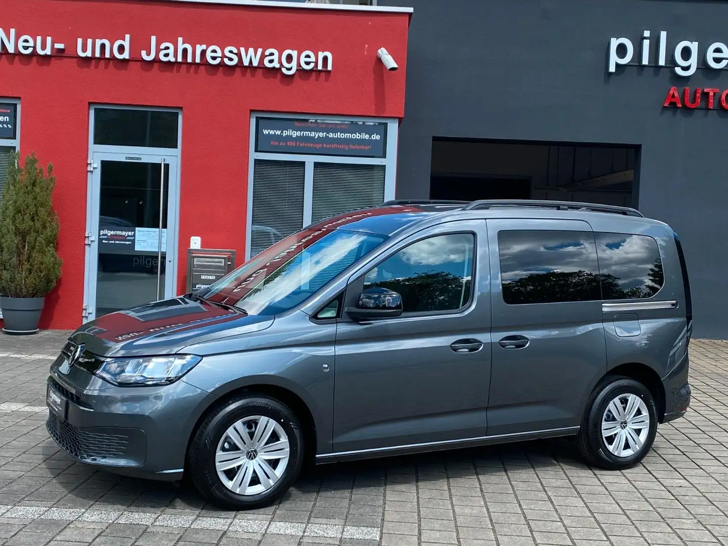 Volkswagen Caddy Family DSG+AHK+Kamera+SHZ+PDC+APP-Navi+Sun Grau - 1