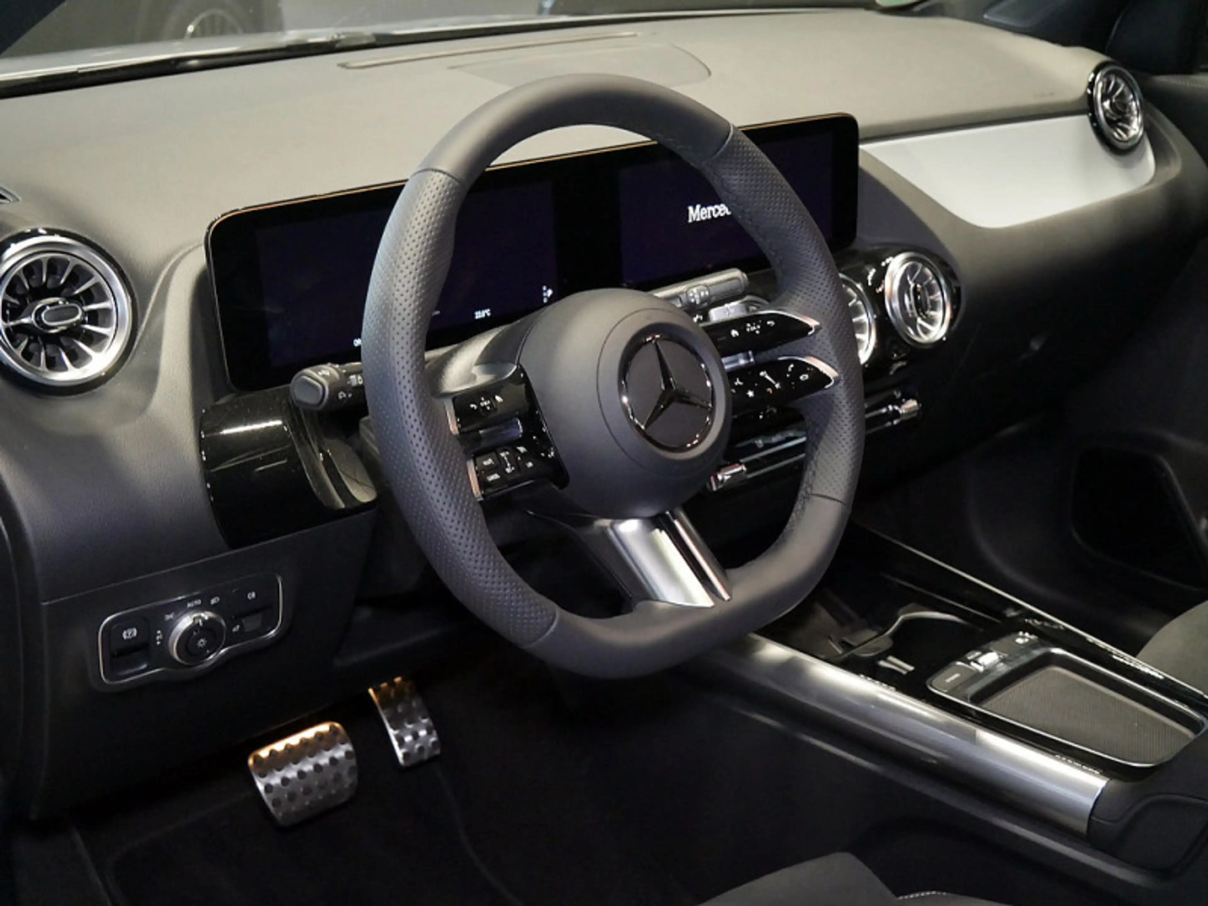 Mercedes-Benz GLA 220 d 4MATIC AMG NIGHT 360 AHK KAMERA PANO — photo 13