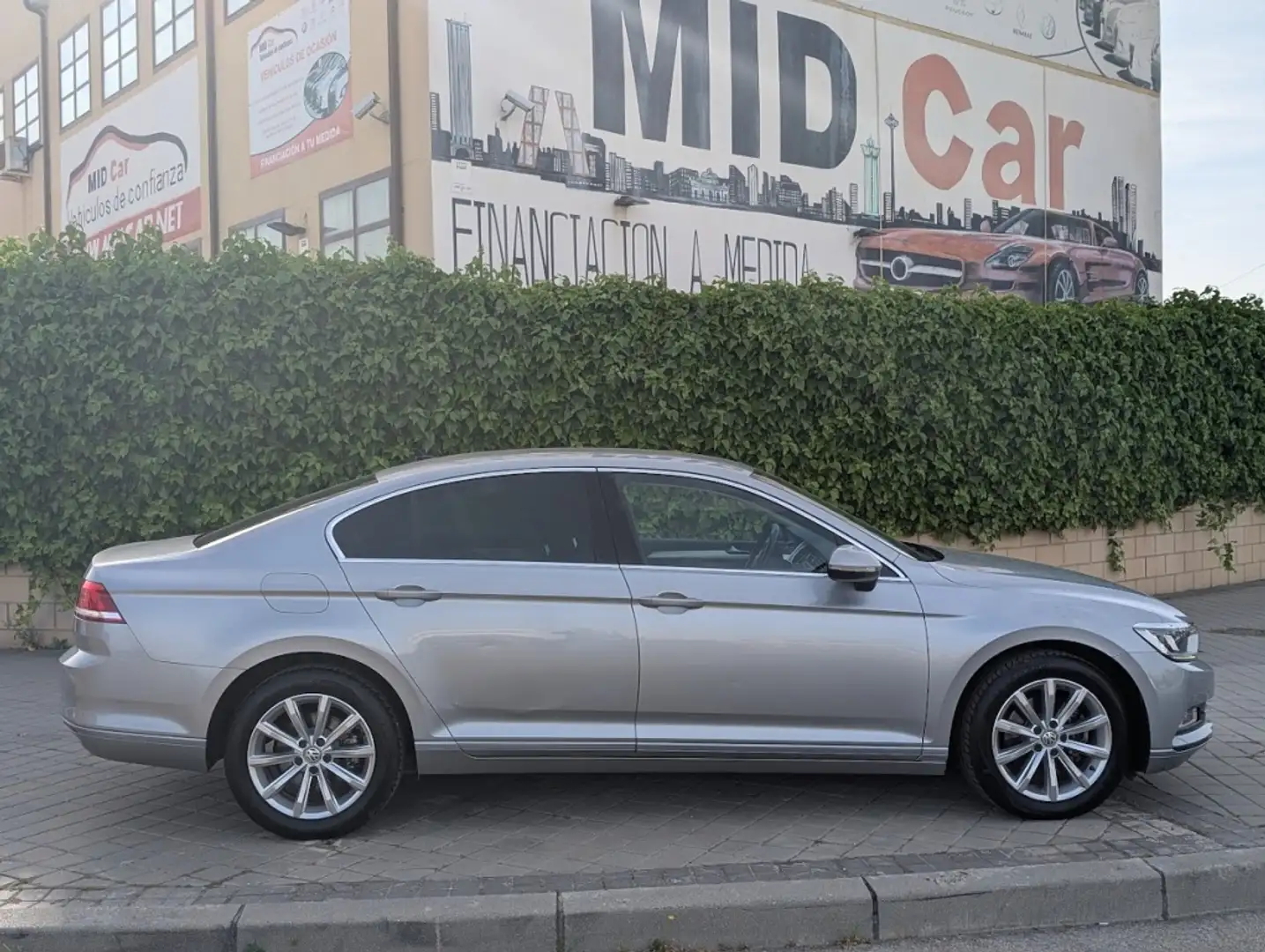 Volkswagen Passat 2.0TDI Advance 110kW Gris - 2