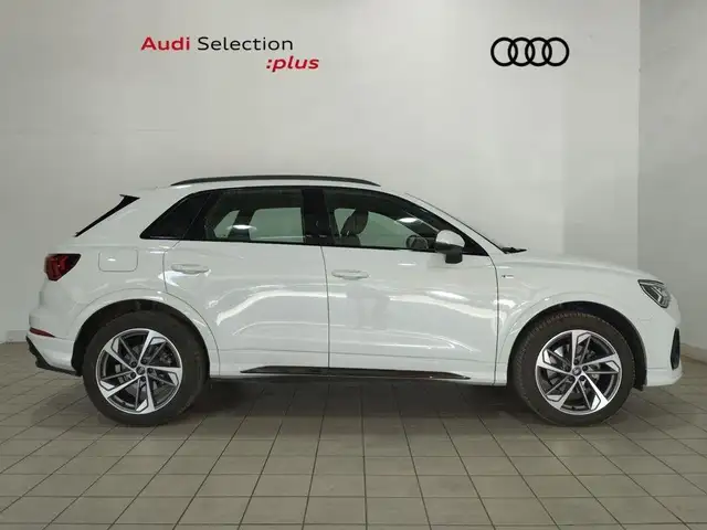 Audi Q3 view 3