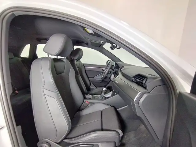 Audi Q3 view 8