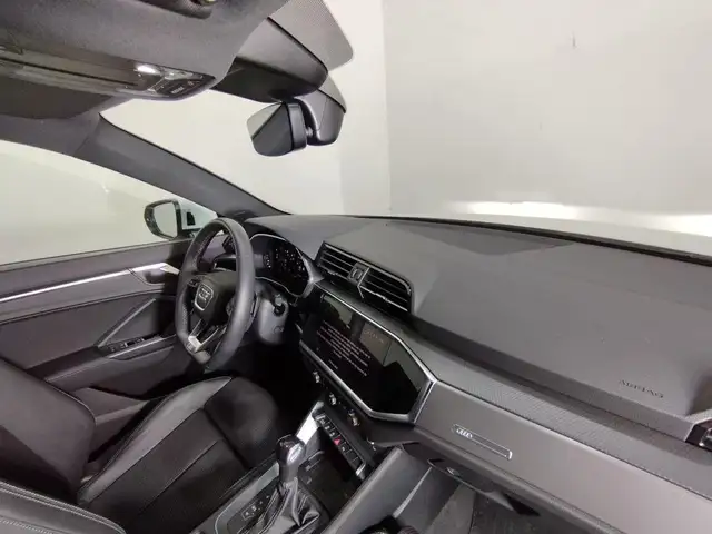 Audi Q3 view 11
