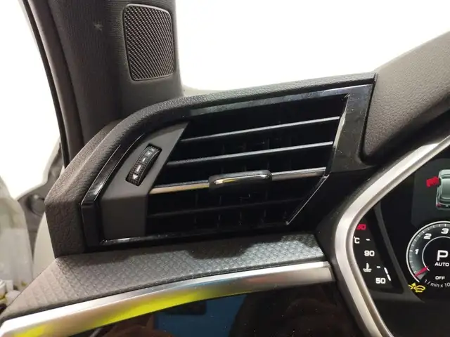 Audi Q3 view 13