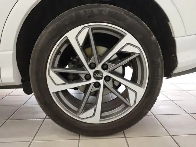 Audi Q3 view 10