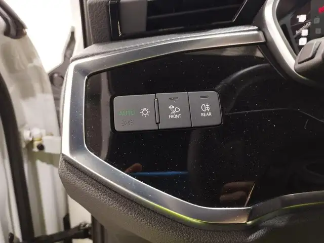 Audi Q3 view 14