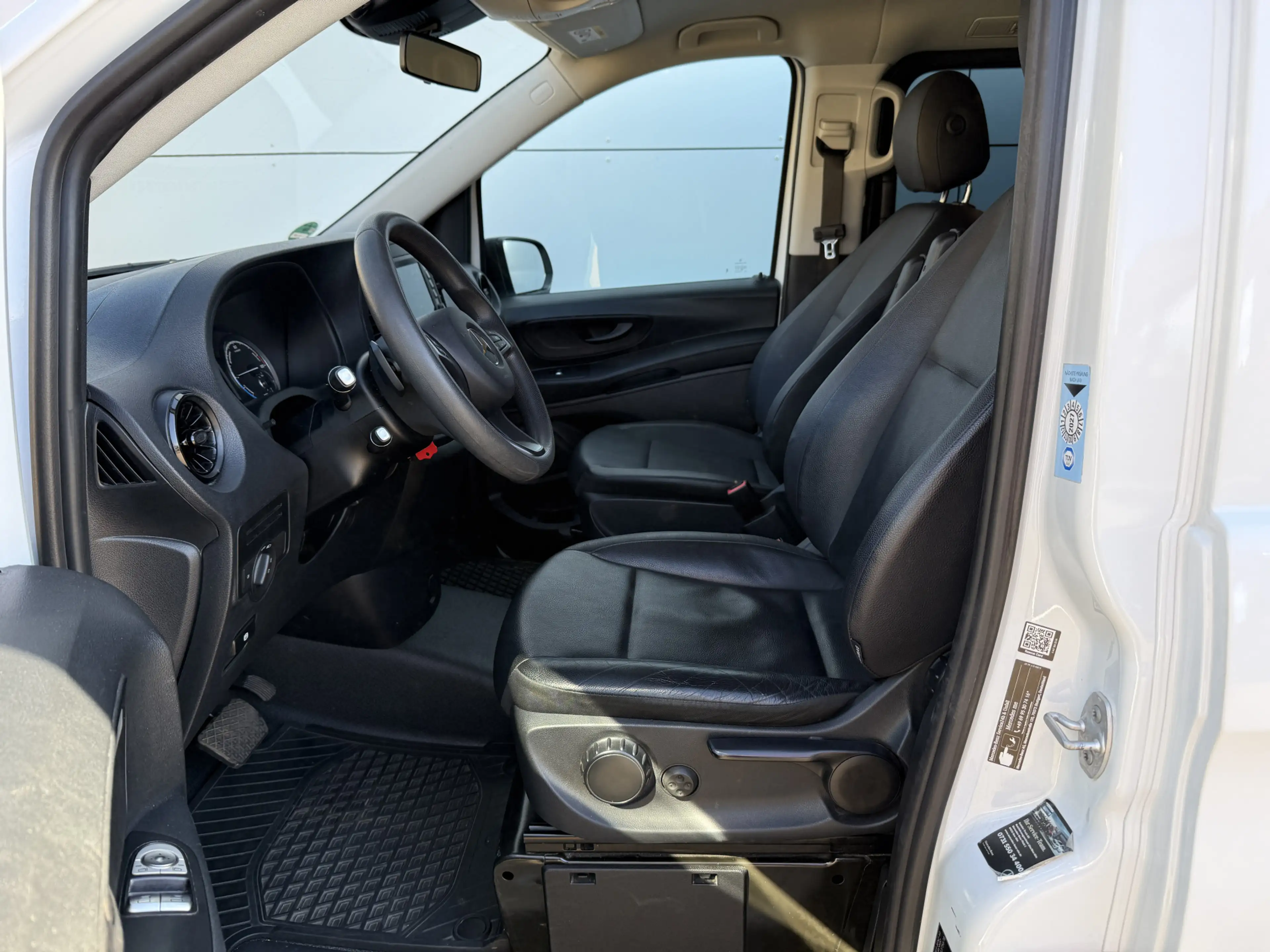Mercedes-Benz Vito eVito Tourer 129 90kWh 204PK Personenvervoer L2 37 — photo 8