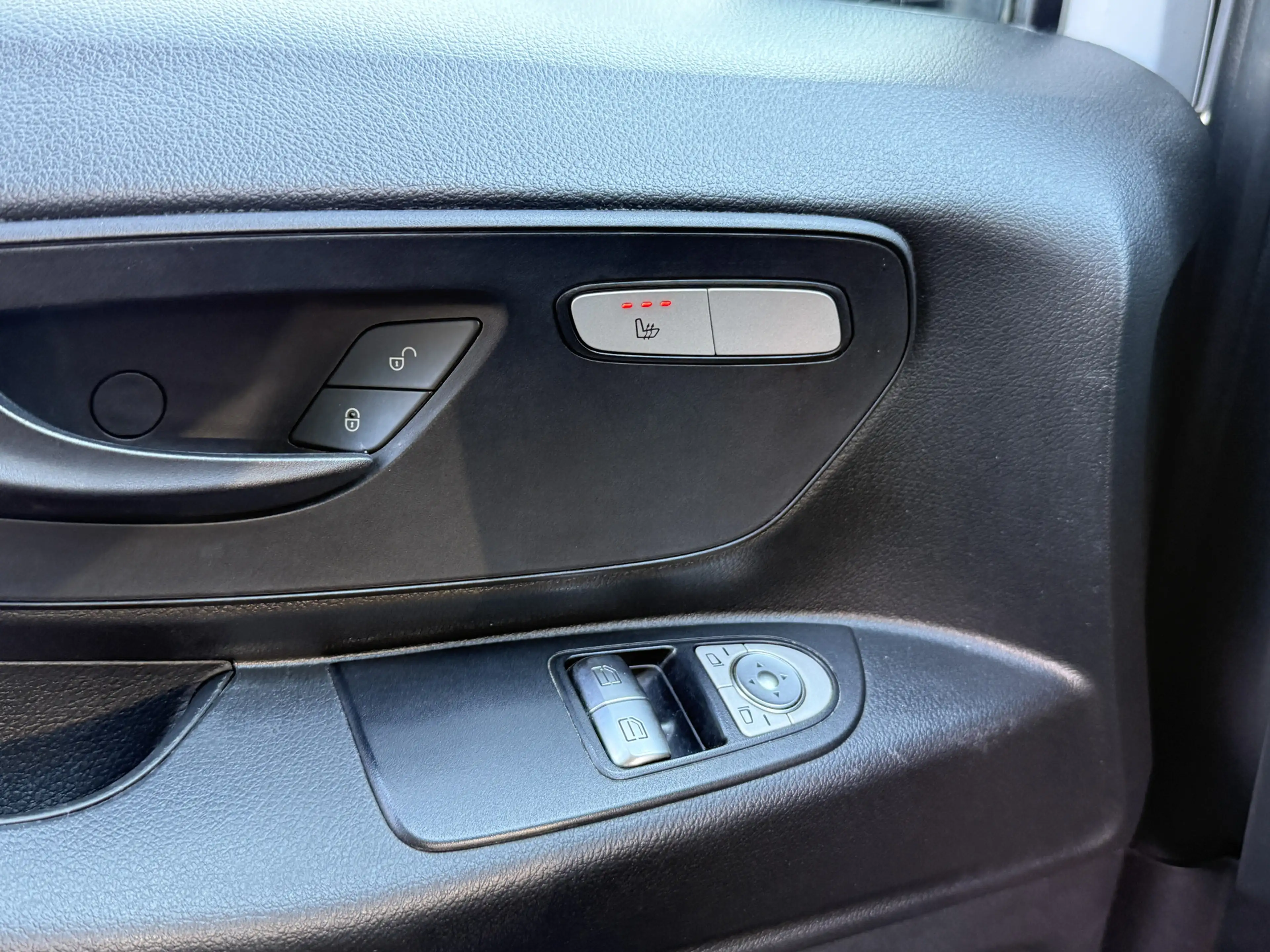 Mercedes-Benz Vito eVito Tourer 129 90kWh 204PK Personenvervoer L2 37 — photo 25