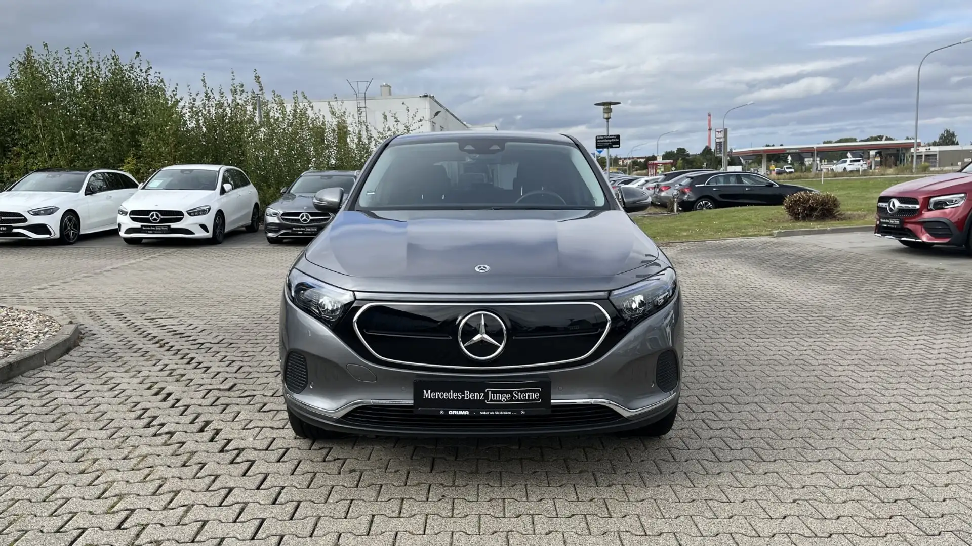 Mercedes-Benz EQA 300 EQA 300 4MATIC Progressive+Distr+AHK+SHZ+CarPlay Grau - 2