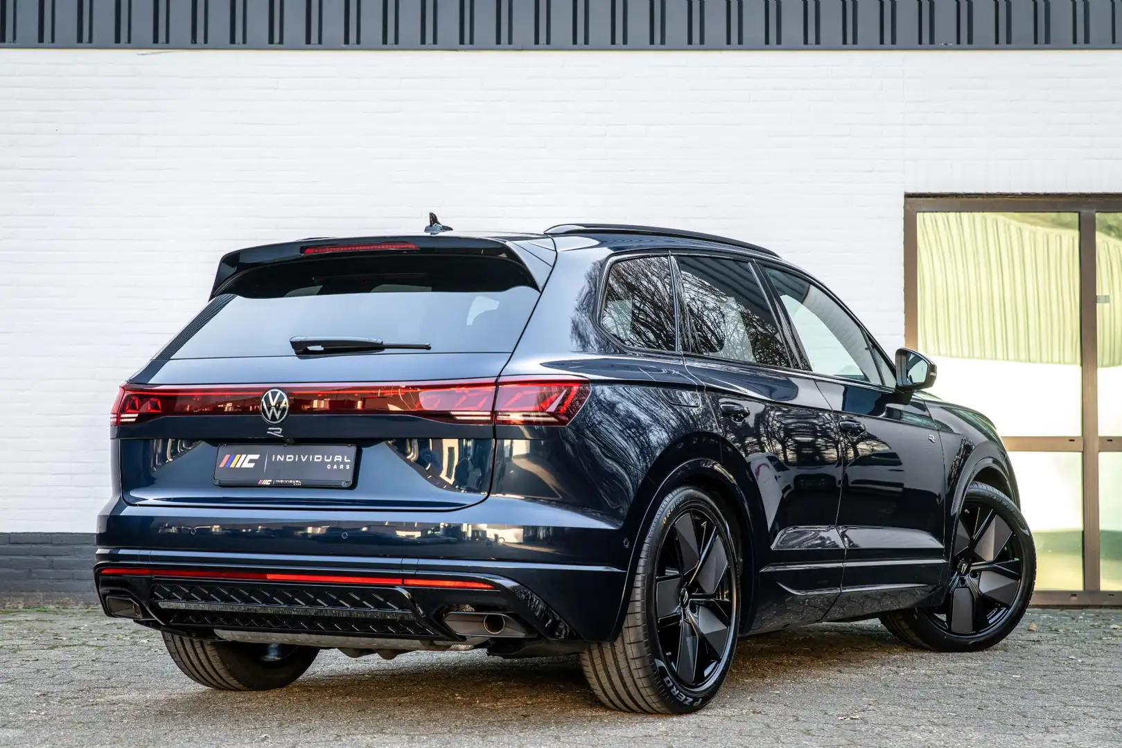 Volkswagen Touareg 3.0 TSI eHybrid R 4M Puglia DynAudio Massage Pano Kék - 2