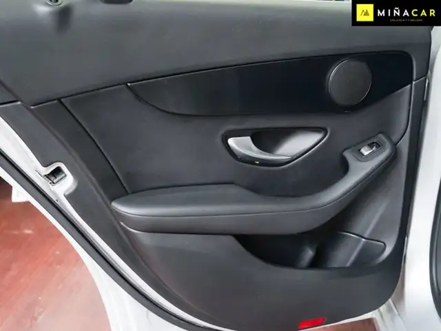 Mercedes-Benz C-Class view 26