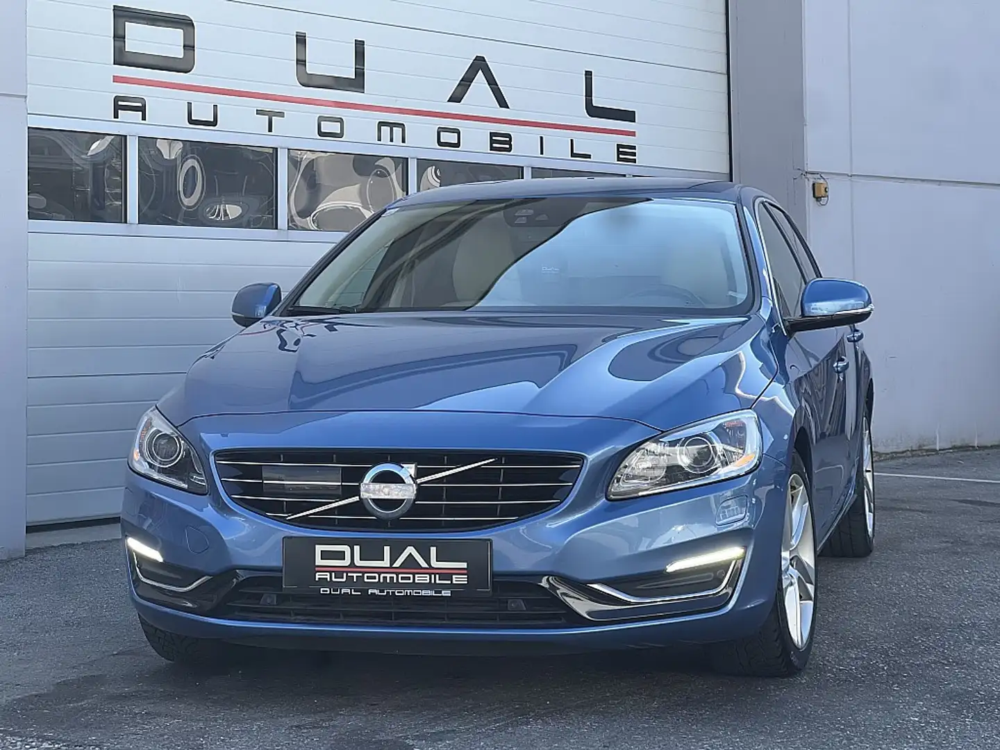 Volvo V60 V60 D6 AWD Plug-In Hybrid PHEV Summum Geartronic Blau - 1