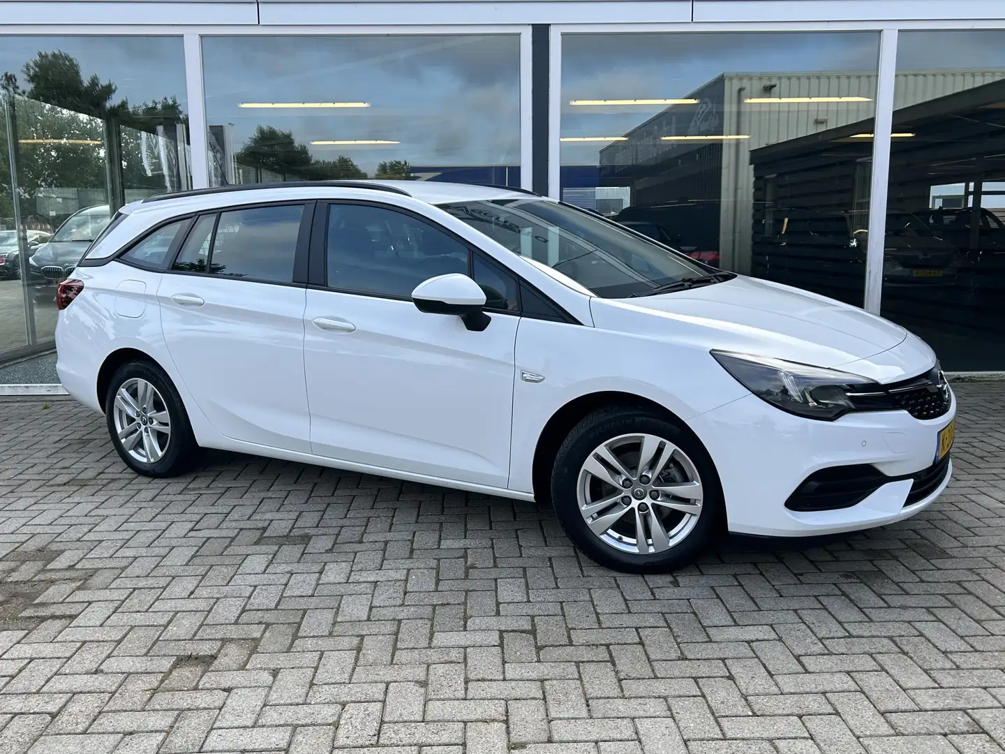 Opel Astra Sports Tourer 1.2 Edition 50% deal 5.375,- ACTIE T Wit - 1