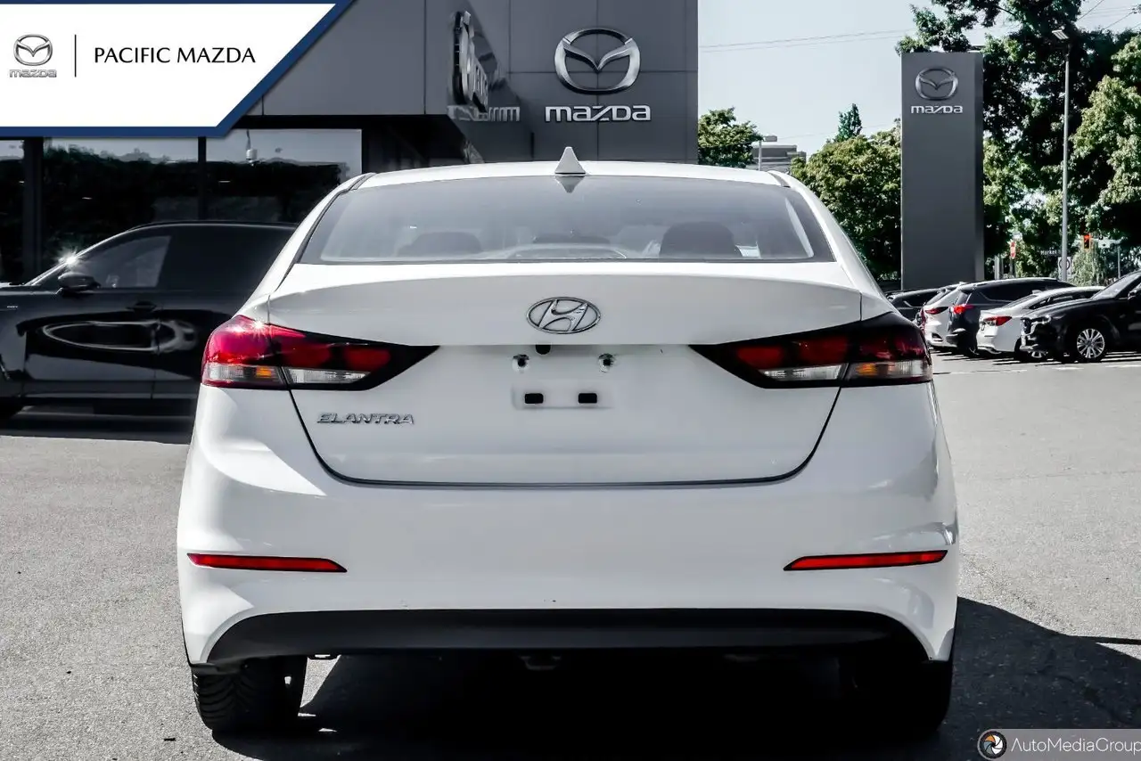 Hyundai ELANTRA снимка Hyundai ELANTRA