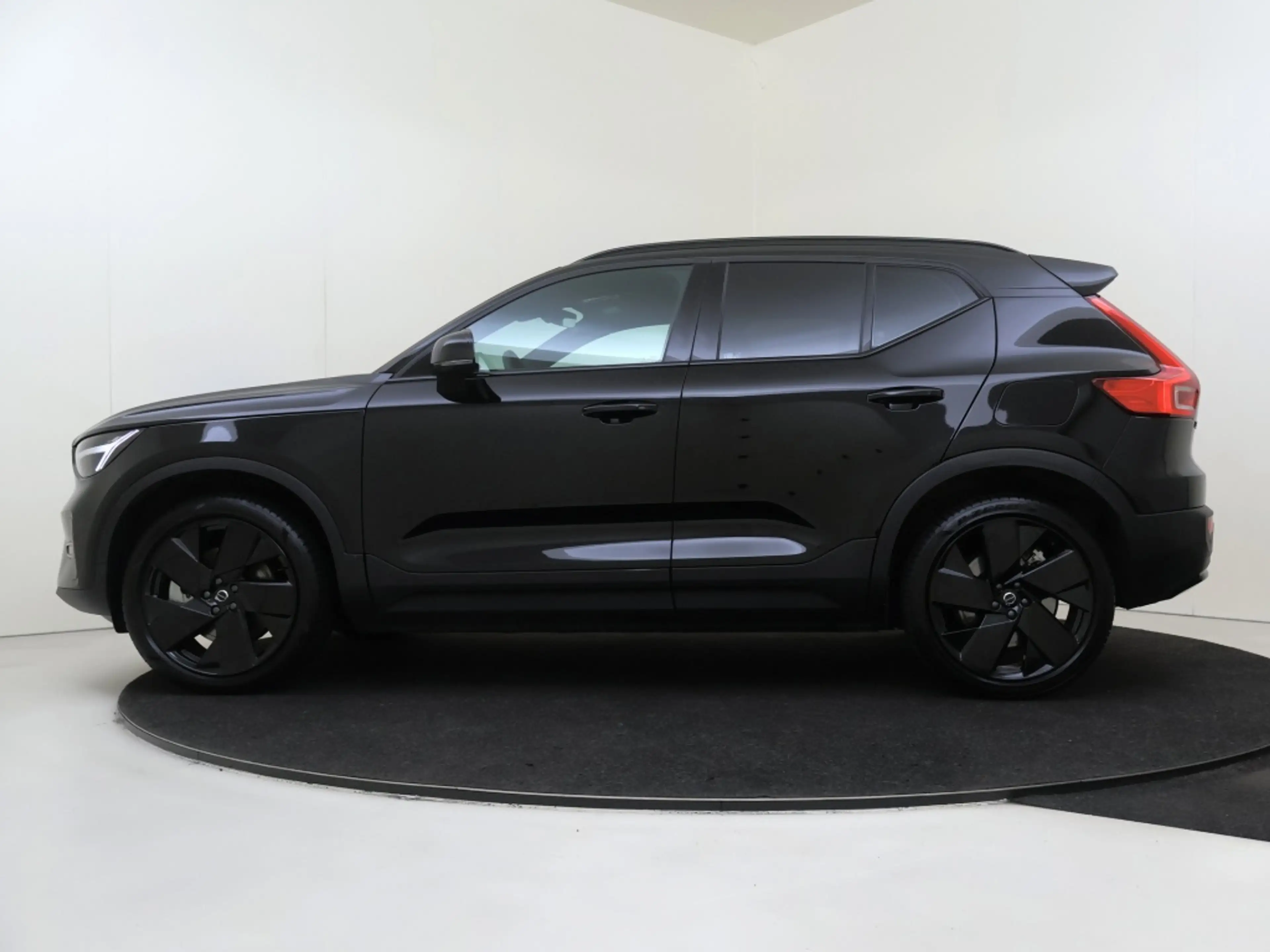 Volvo EX40 Extend. Plus Black Ed. 82kWh | 20" Velgen | Getint — photo 2