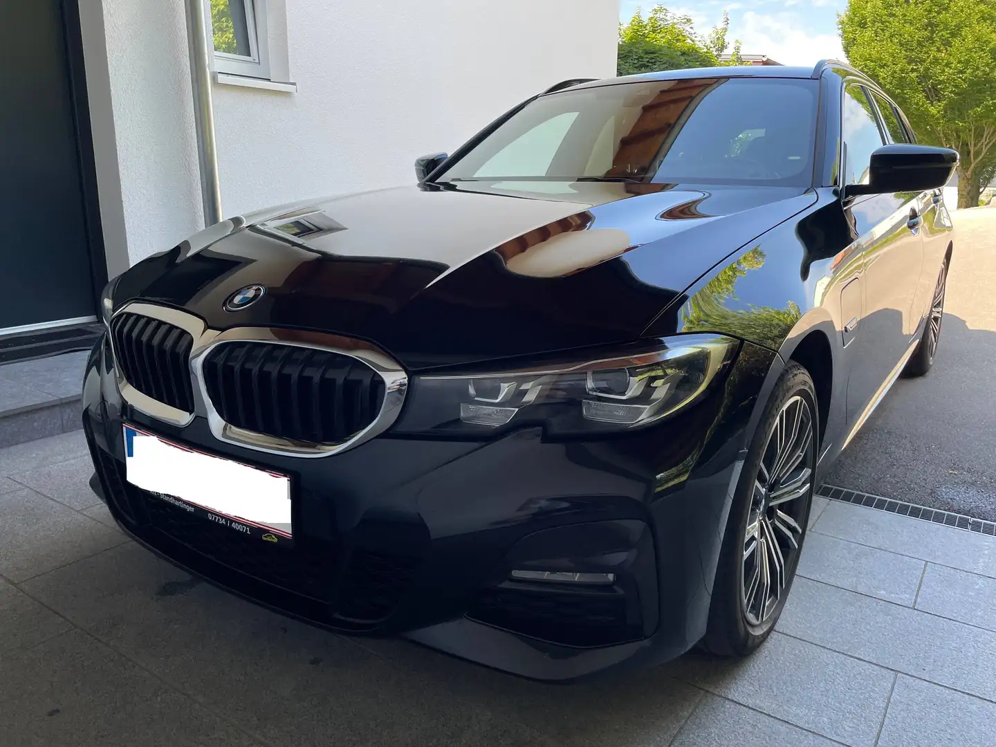 BMW 330 330e PHEV M Sport HeadUp Schwarz - 1