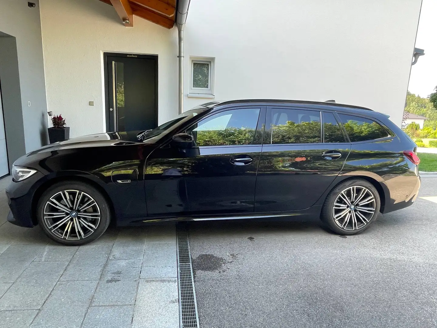 BMW 330 330e PHEV M Sport HeadUp Schwarz - 2