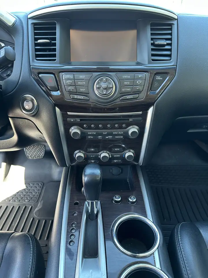 Nissan Pathfinder снимка Nissan Pathfinder