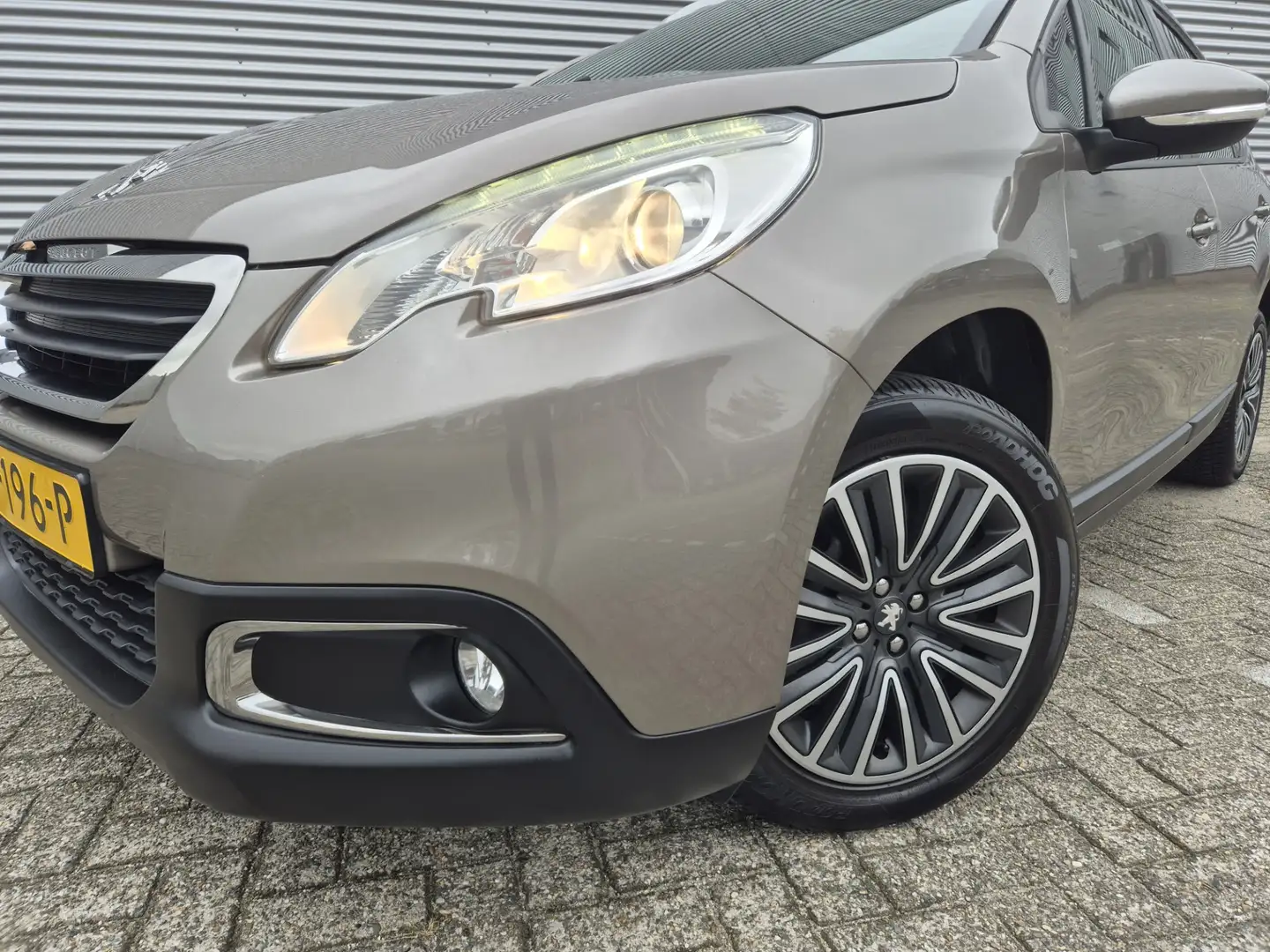 Peugeot 2008 1.2 Automaat PureTech Active,airco,Panoramadak,Nav Grau - 2