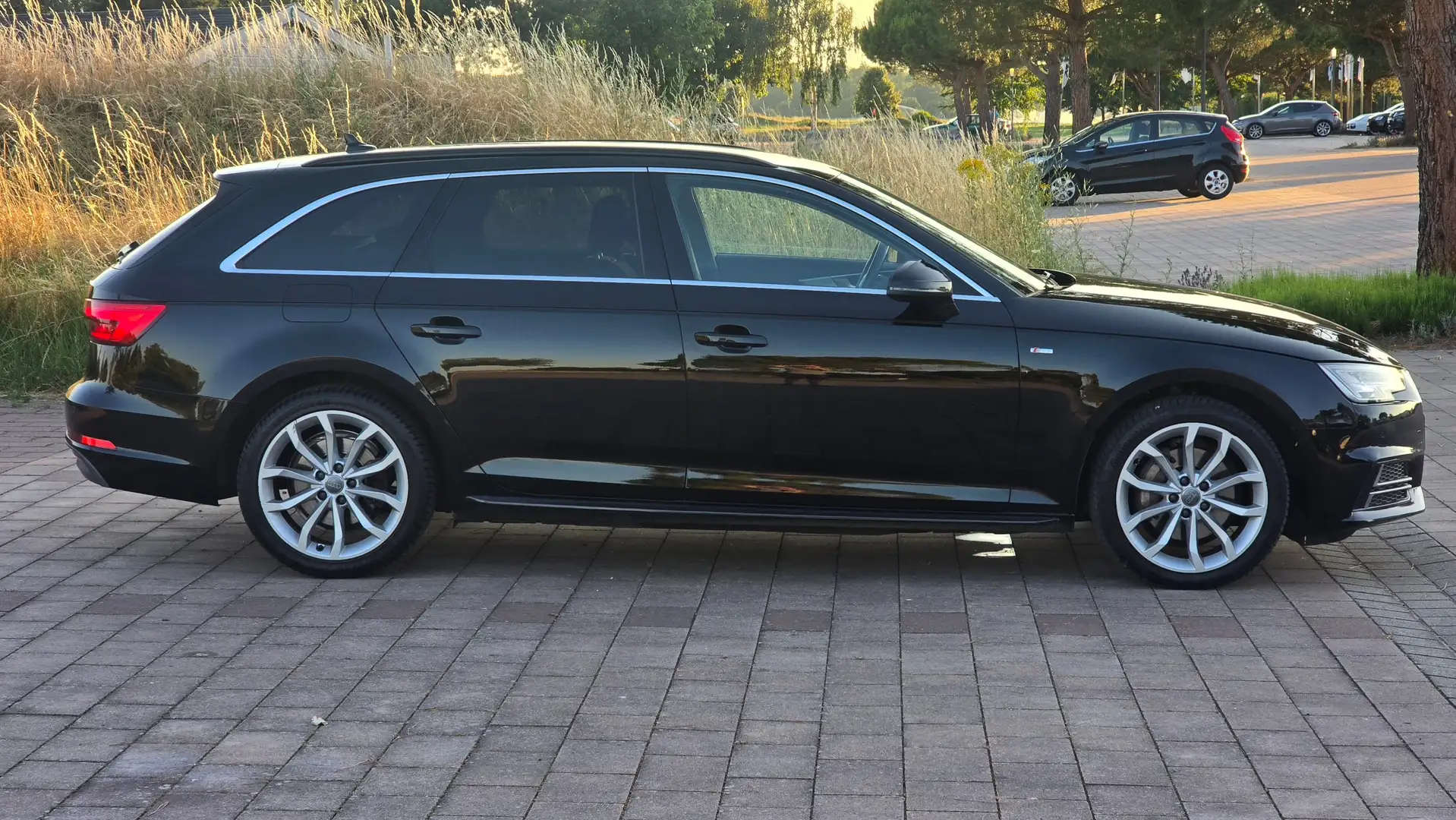 Audi A4 Av. Quattro S-Line 2.0l TDI 190PS LED S-Tronic SHZ Zwart - 2