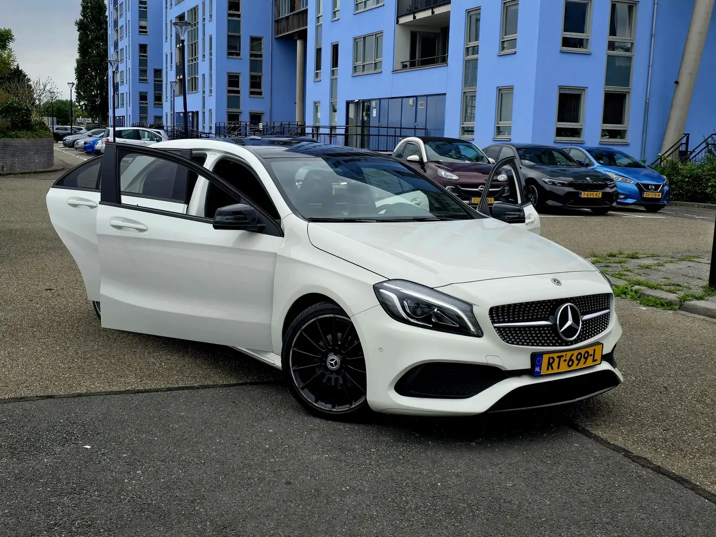 Mercedes-Benz A 180 AMG line Wit - 2