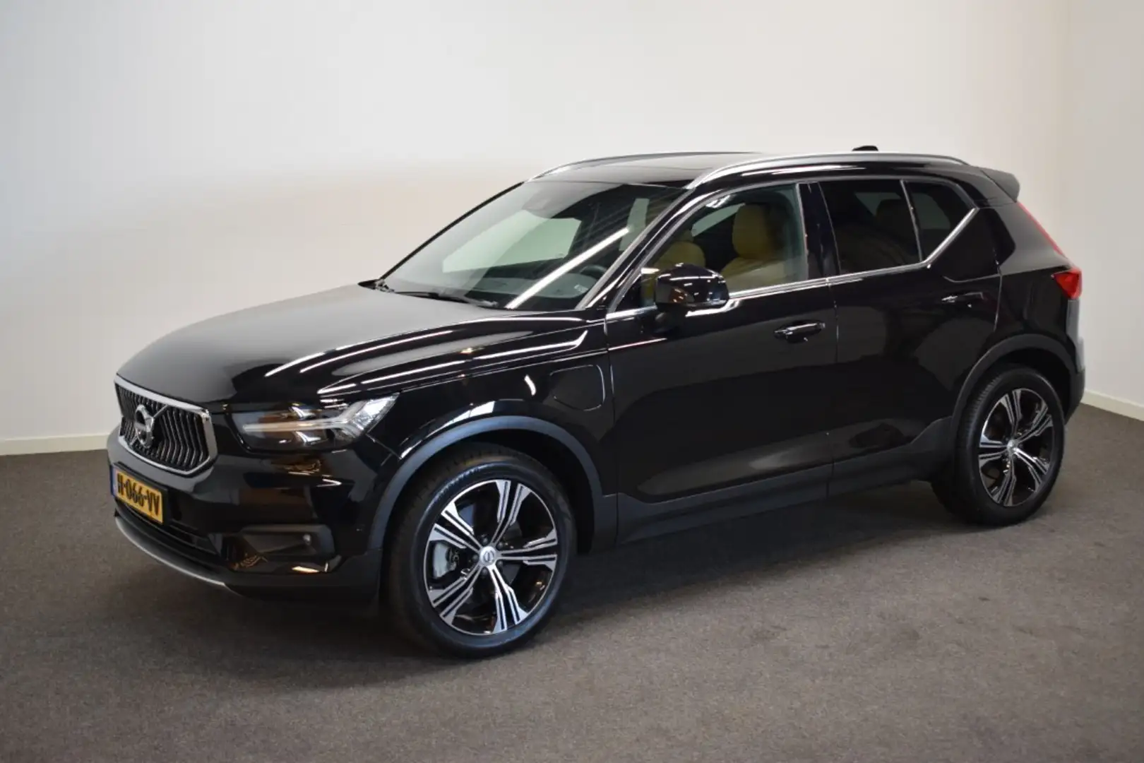 Volvo XC40 T5 262pk AUT7 Twin Engine Inscription Hybr. Adapt. Zwart - 2