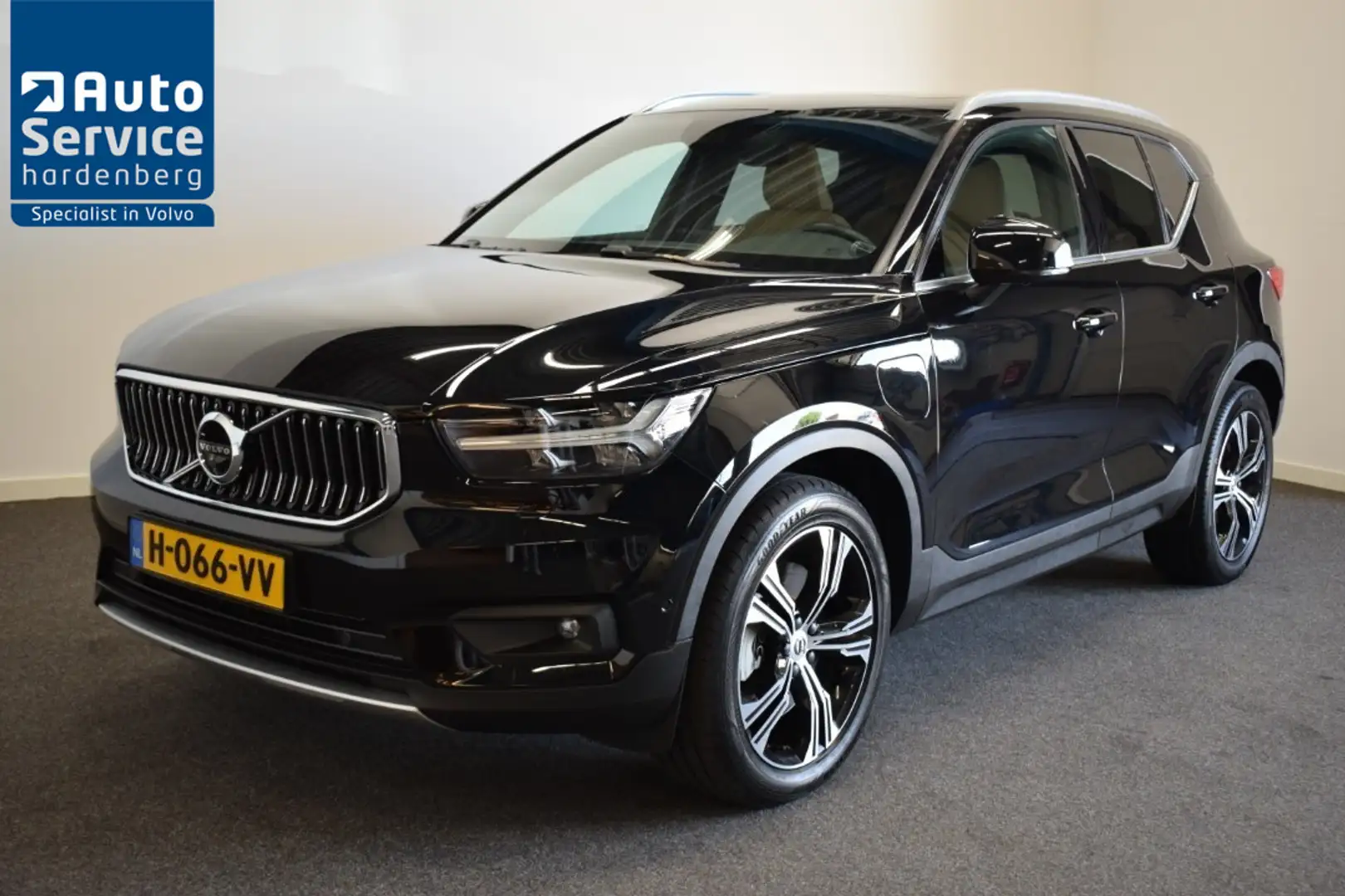 Volvo XC40 T5 262pk AUT7 Twin Engine Inscription Hybr. Adapt. Zwart - 1