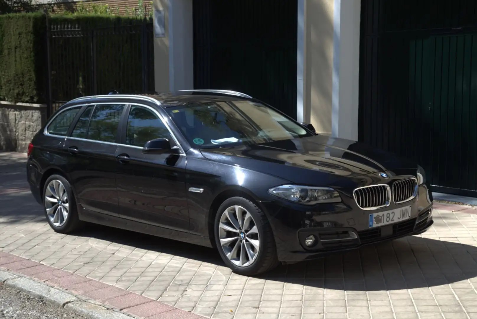 BMW 520 520dA Touring Schwarz - 2