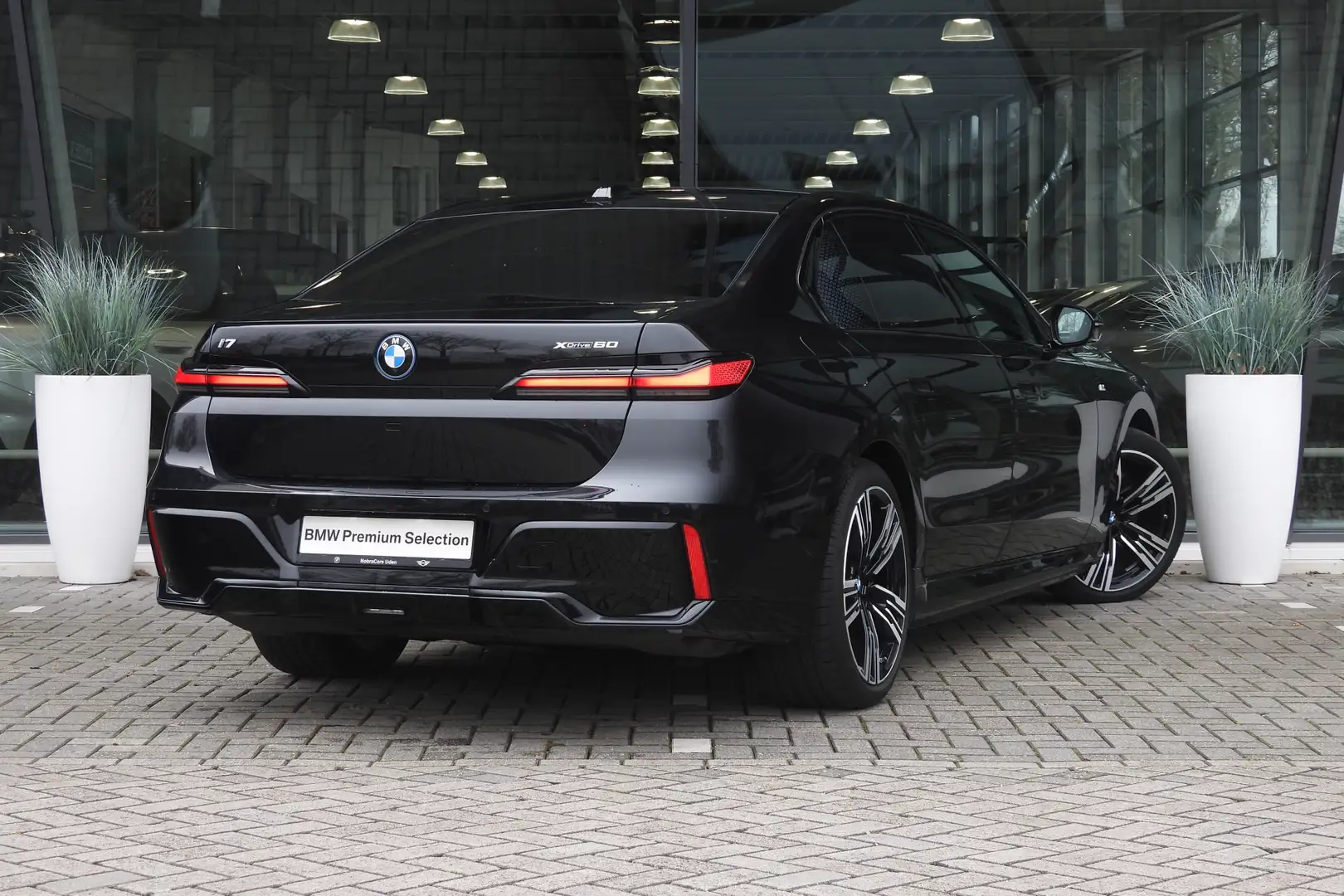 BMW i7 xDrive60 High Executive M Sport / Panoramadak Sky Zwart - 2