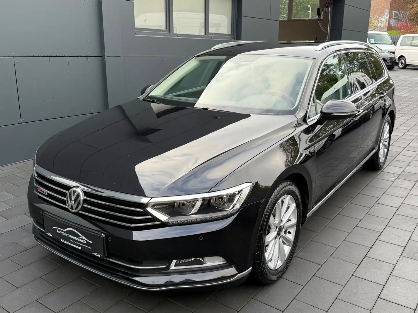 Volkswagen Passat Variant Highline 4Motion DSG NAVI AHK Schwarz - 1
