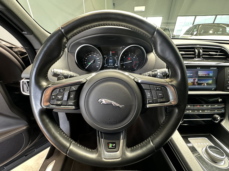 Jaguar F-Pace R-Sport 20d AWD — photo 13