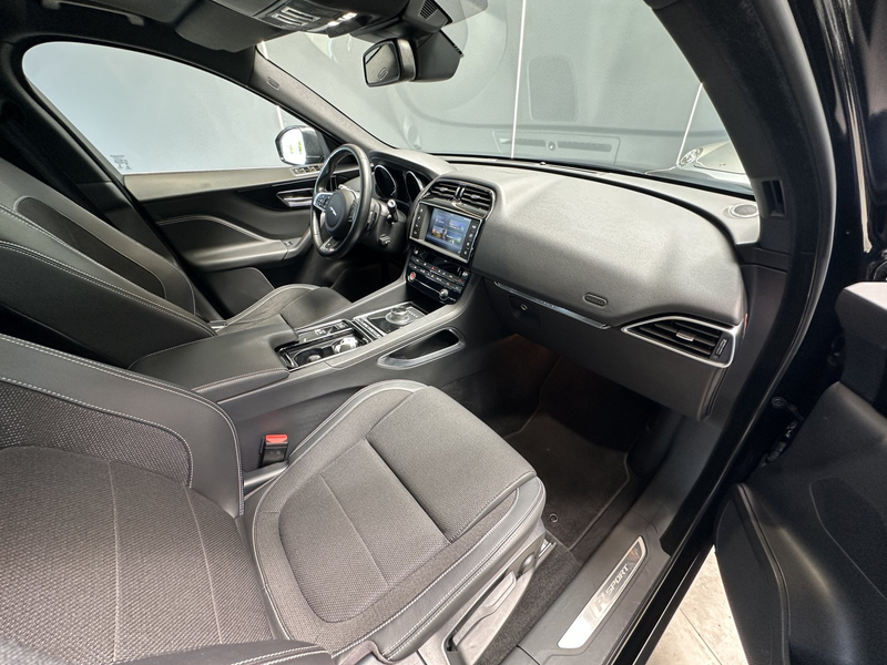 Jaguar F-Pace R-Sport 20d AWD — photo 21