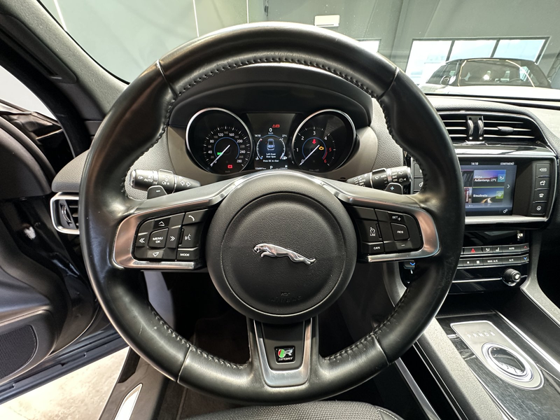 Jaguar F-Pace R-Sport 20d AWD — photo 9